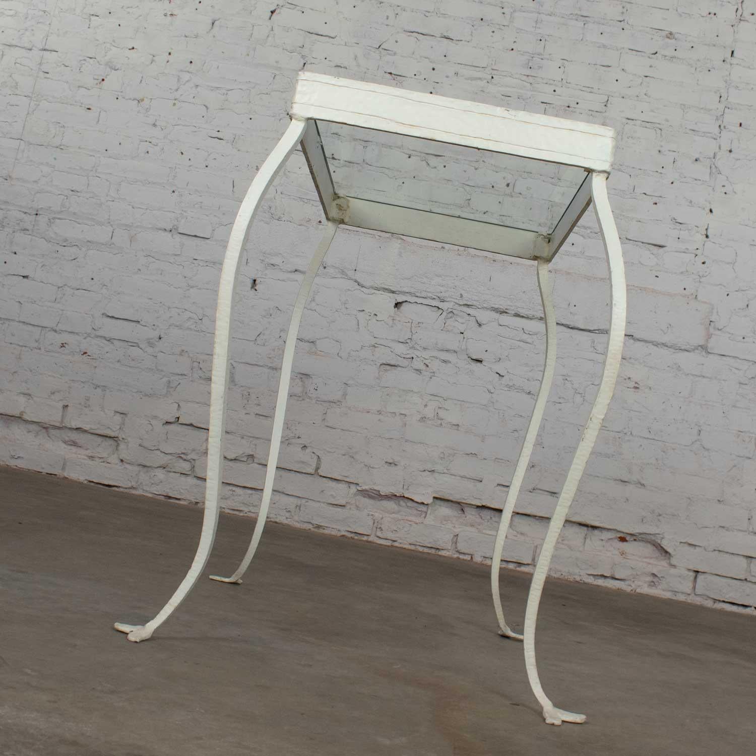 Arts and Crafts Table d'appoint vintage en fer forgé à la main avec plateau en verre rectangulaire en vente