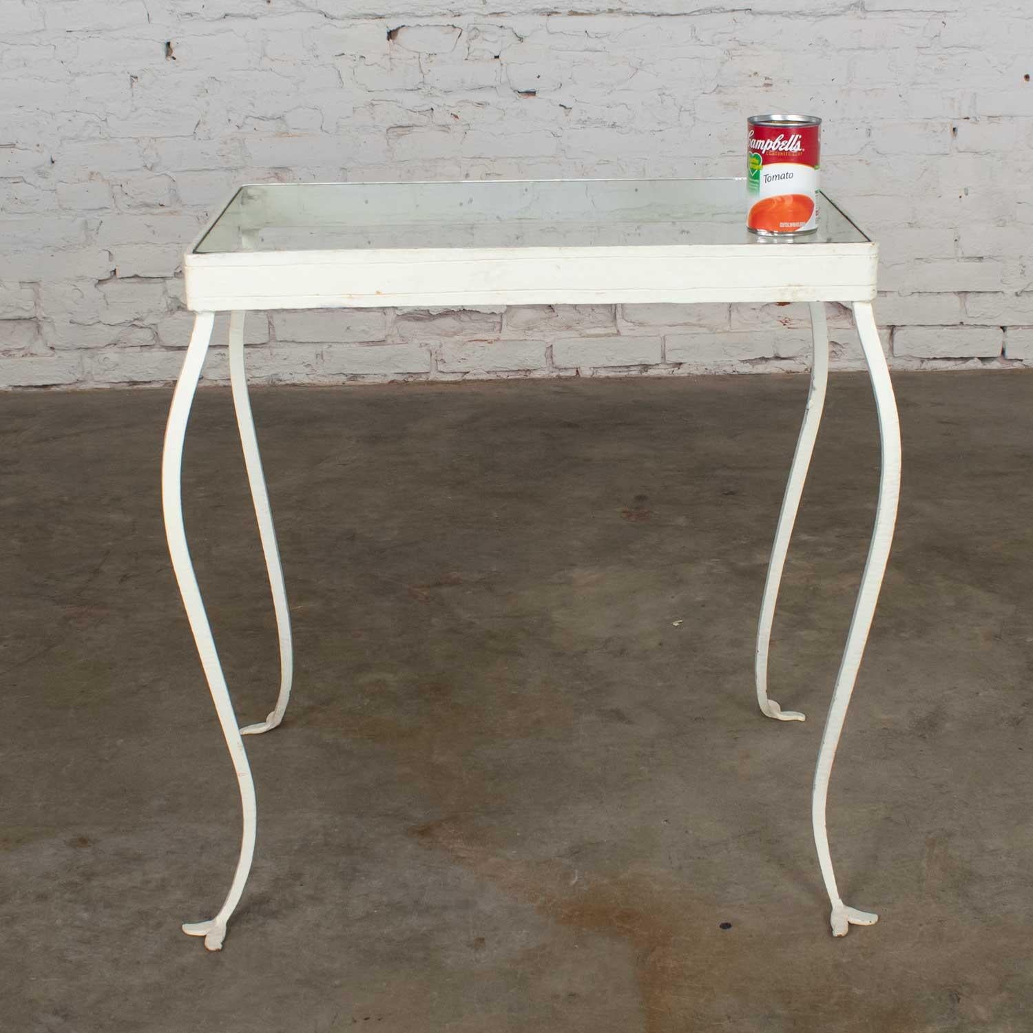 Inconnu Table d'appoint vintage en fer forgé à la main avec plateau en verre rectangulaire en vente