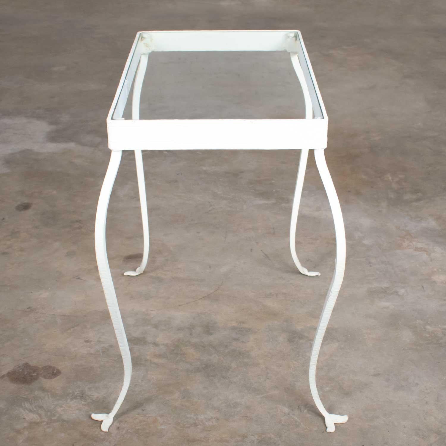 20ième siècle Table d'appoint vintage en fer forgé à la main avec plateau en verre rectangulaire en vente
