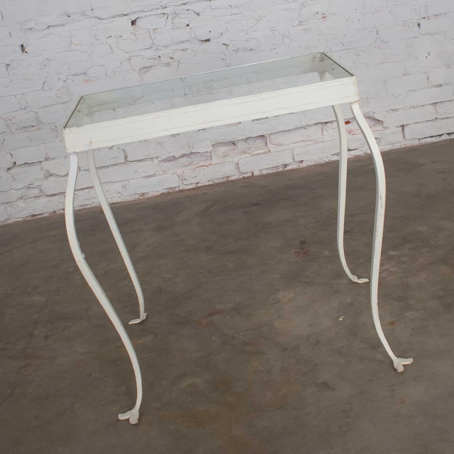Verre Table d'appoint rectangulaire en fer forgé à la main avec plateau en verre en vente