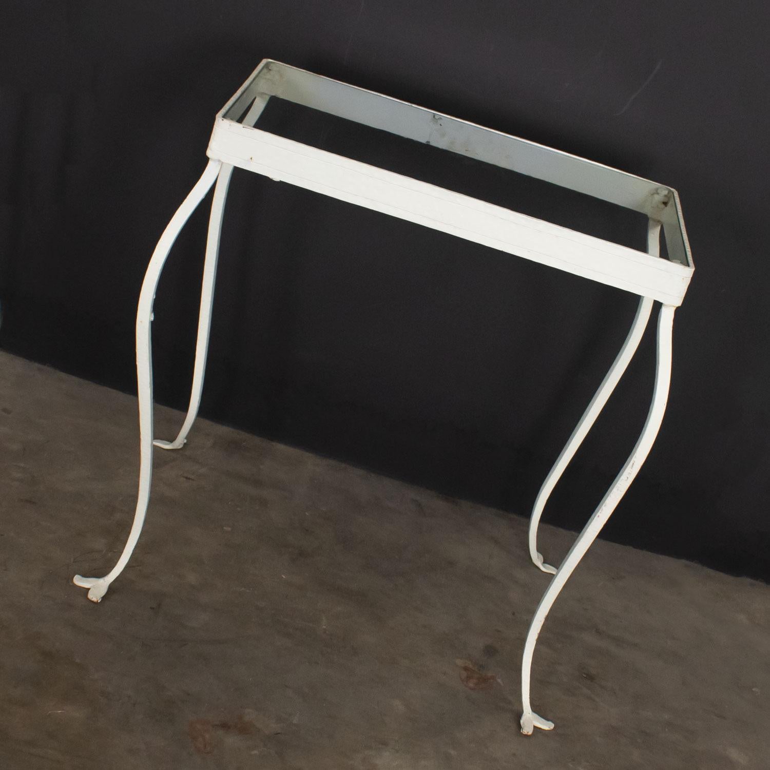 Table d'appoint vintage en fer forgé à la main avec plateau en verre rectangulaire en vente 1