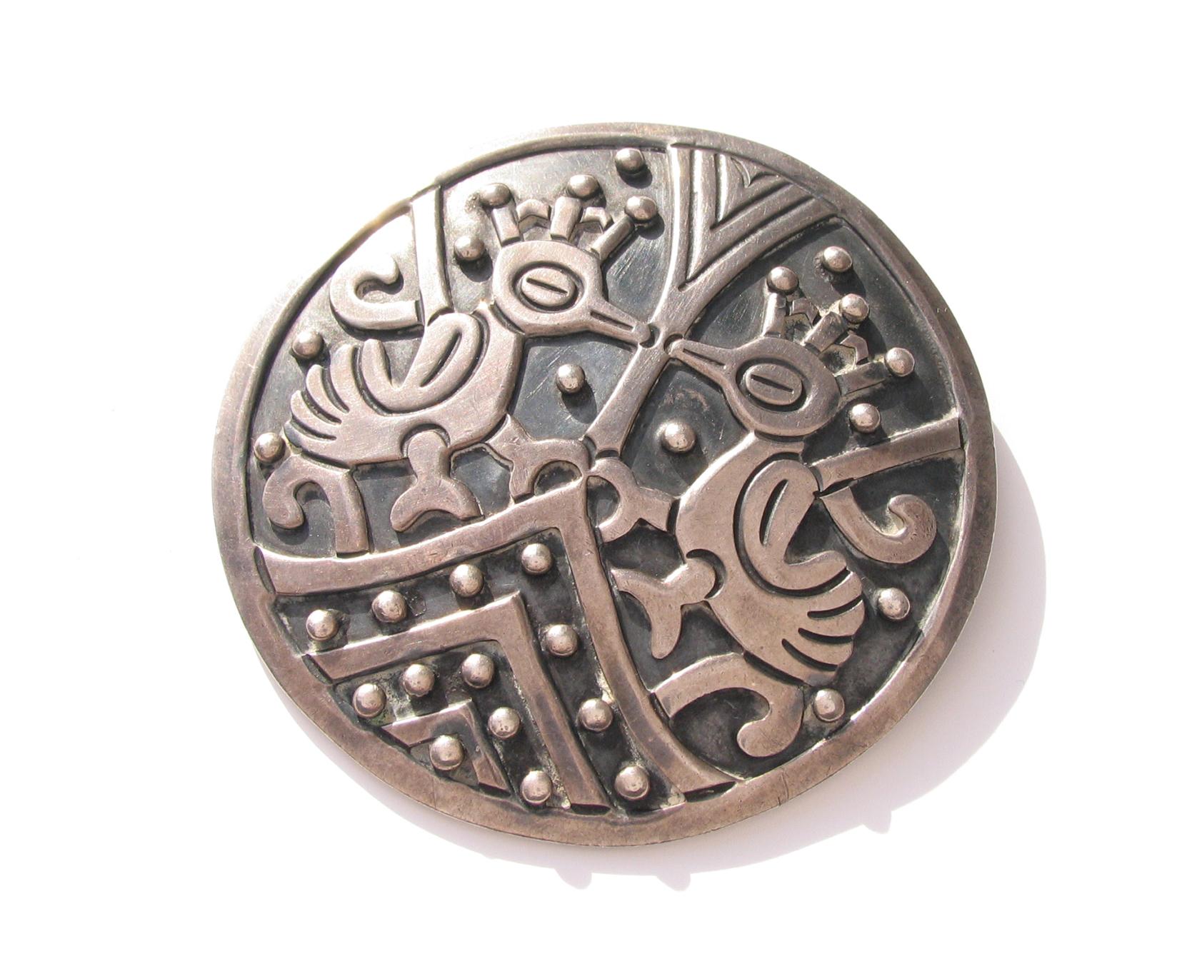 Vintage Hand Wrought Mexican Silver Kissing Lovebirds Pendant / Brooch Unisexe en vente