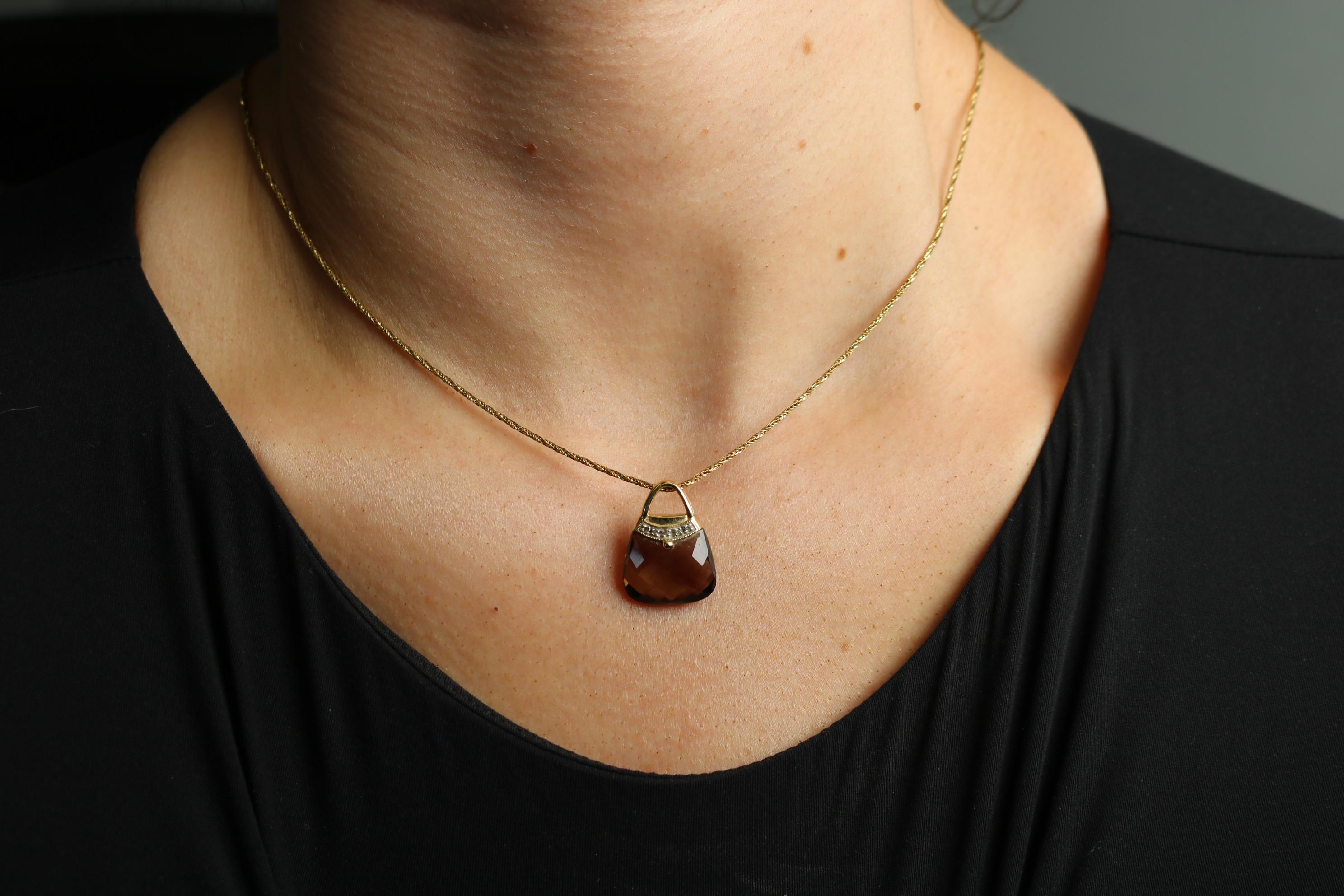 Moderne Pendentif de sac à main vintage en or jaune 14 carats et quartz fumé en vente