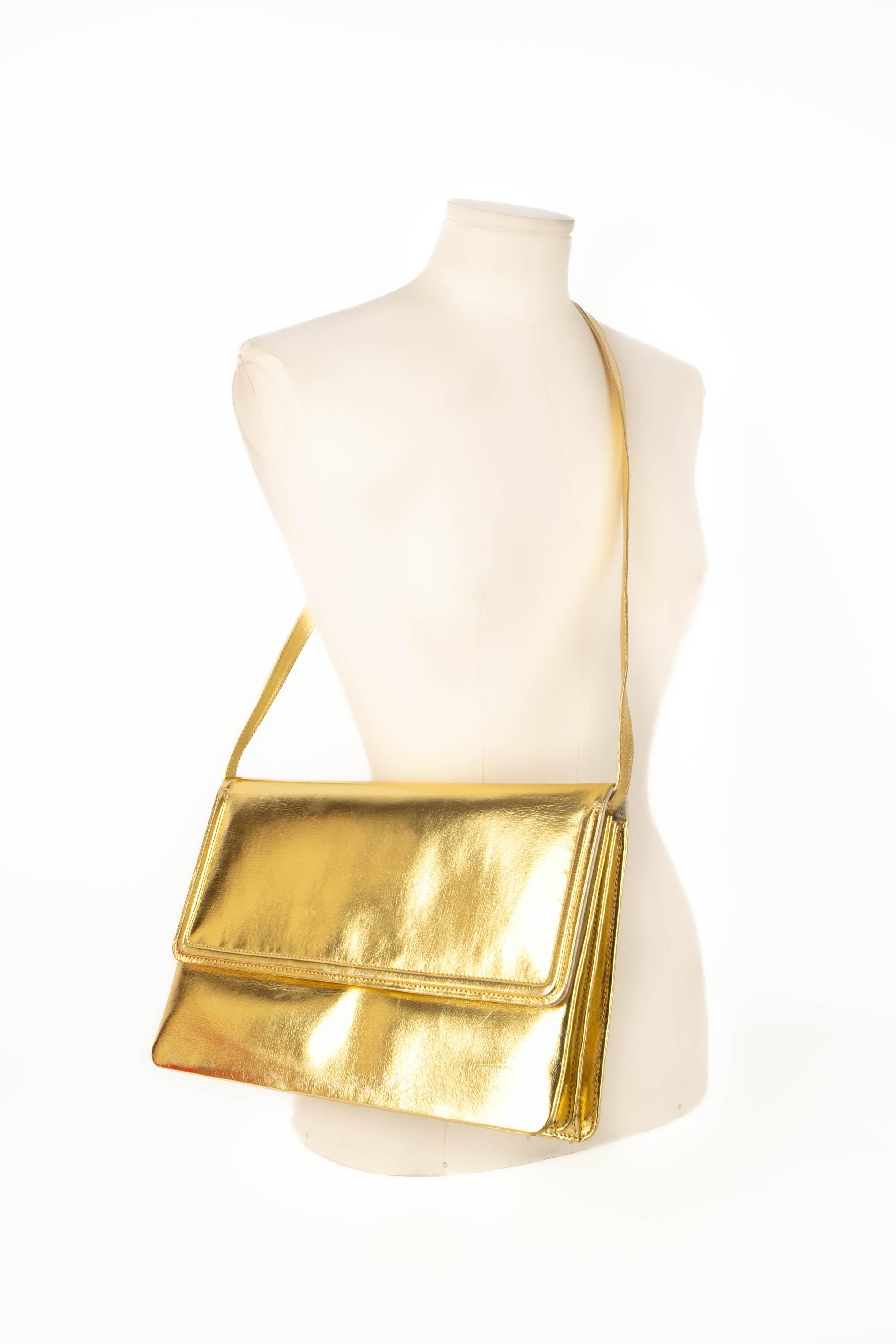 UNKNOWN - (Made in France) Golden leather handbag with a removable strap.

Condition:
Decent condition

Dimensions:
Length: 30 cm - Height: 20 cm - Depth: 10 cm - Handle: 90 cm

SKU:S282