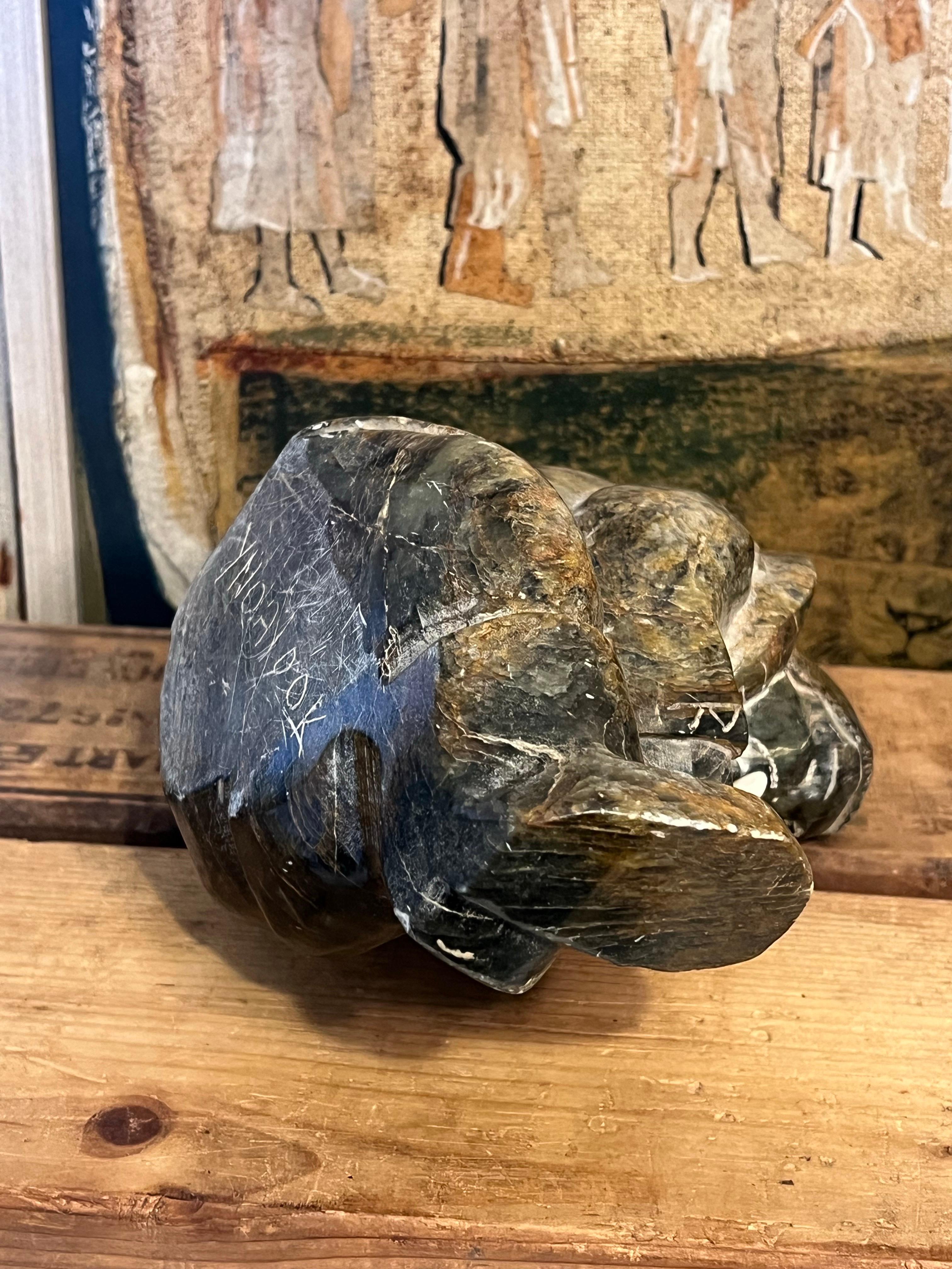 Scultura vintage scolpita a mano e firmata in stile Inuit possibile in pietra ollare in vendita 4
