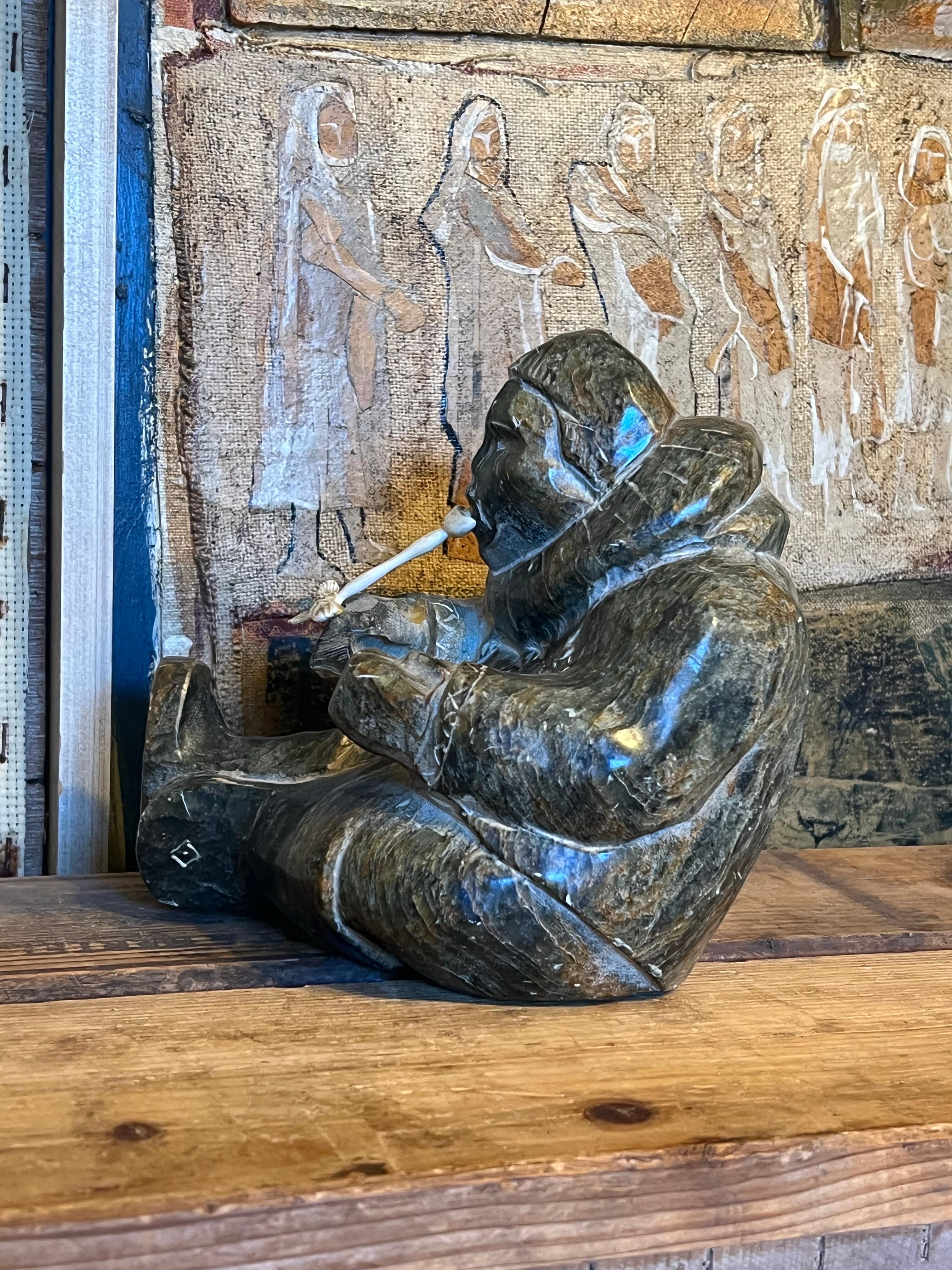 RARA FIGURA DI ARTE POPOLARE INUIT. Una bella patina in tutto il suo insieme. Firmato sul fondo.Condizioni vintage coerenti con l'età, come da foto. Scatola 15

Dimensioni approssimative: 6,5h, 6d; 4,25W