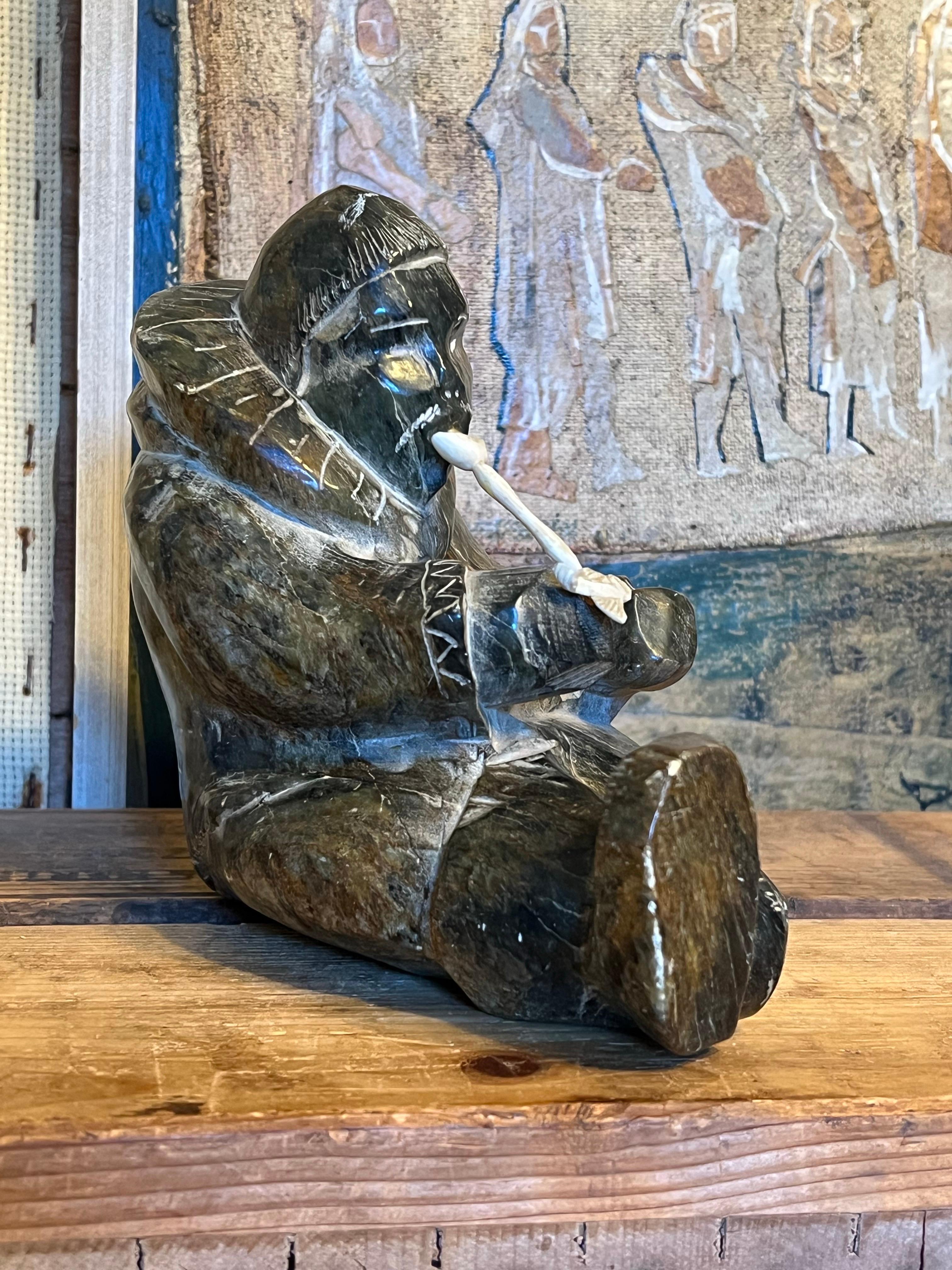 Mid-Century moderno Scultura vintage scolpita a mano e firmata in stile Inuit possibile in pietra ollare in vendita