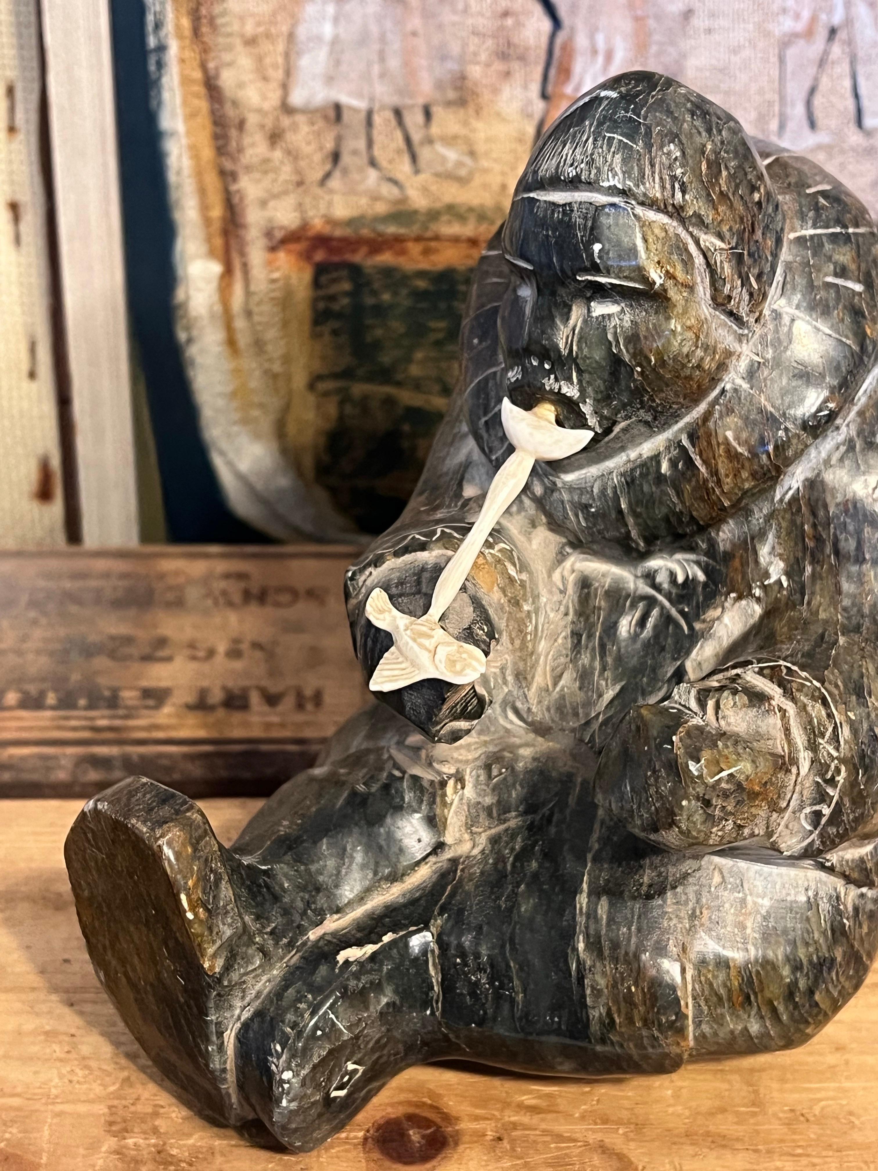 Scultura vintage scolpita a mano e firmata in stile Inuit possibile in pietra ollare In condizioni buone in vendita a Seattle, WA