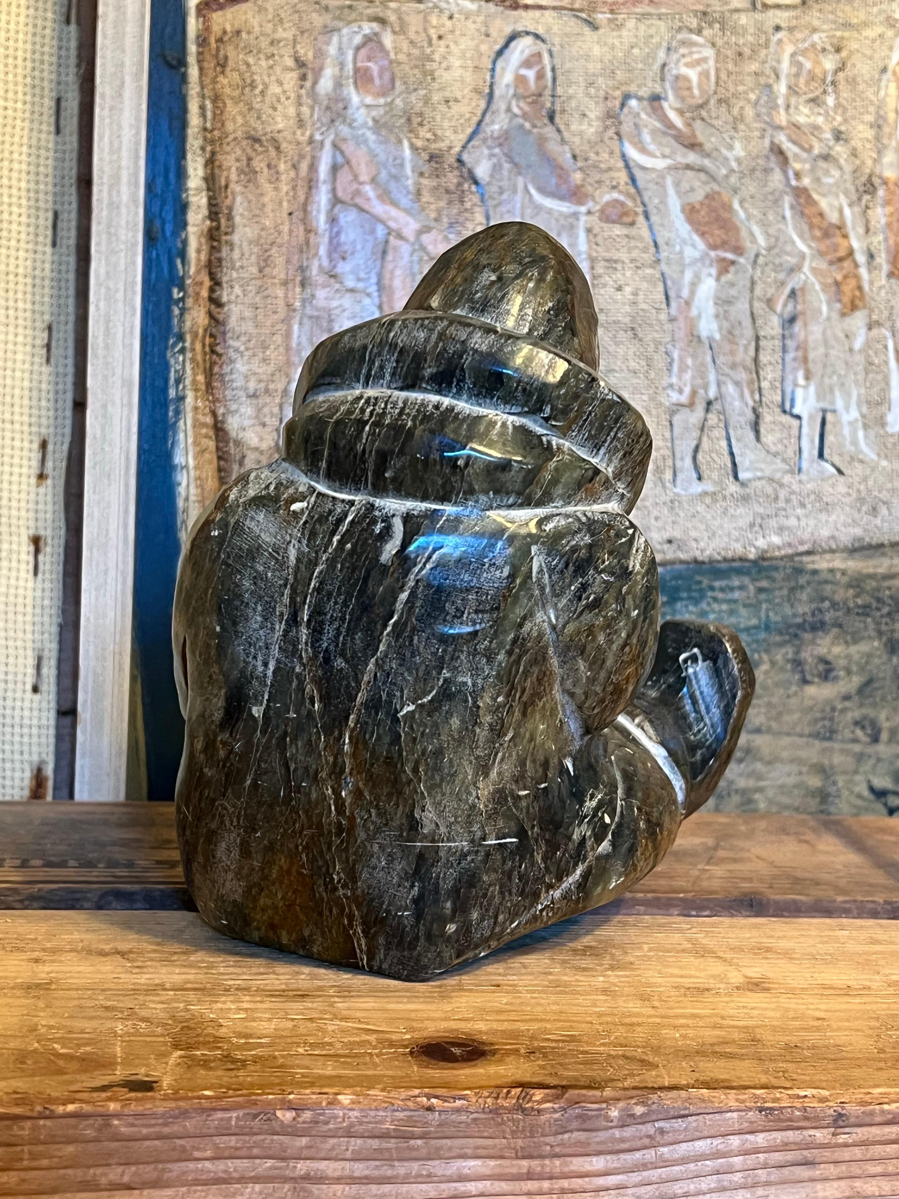 Fine XX secolo Scultura vintage scolpita a mano e firmata in stile Inuit possibile in pietra ollare in vendita