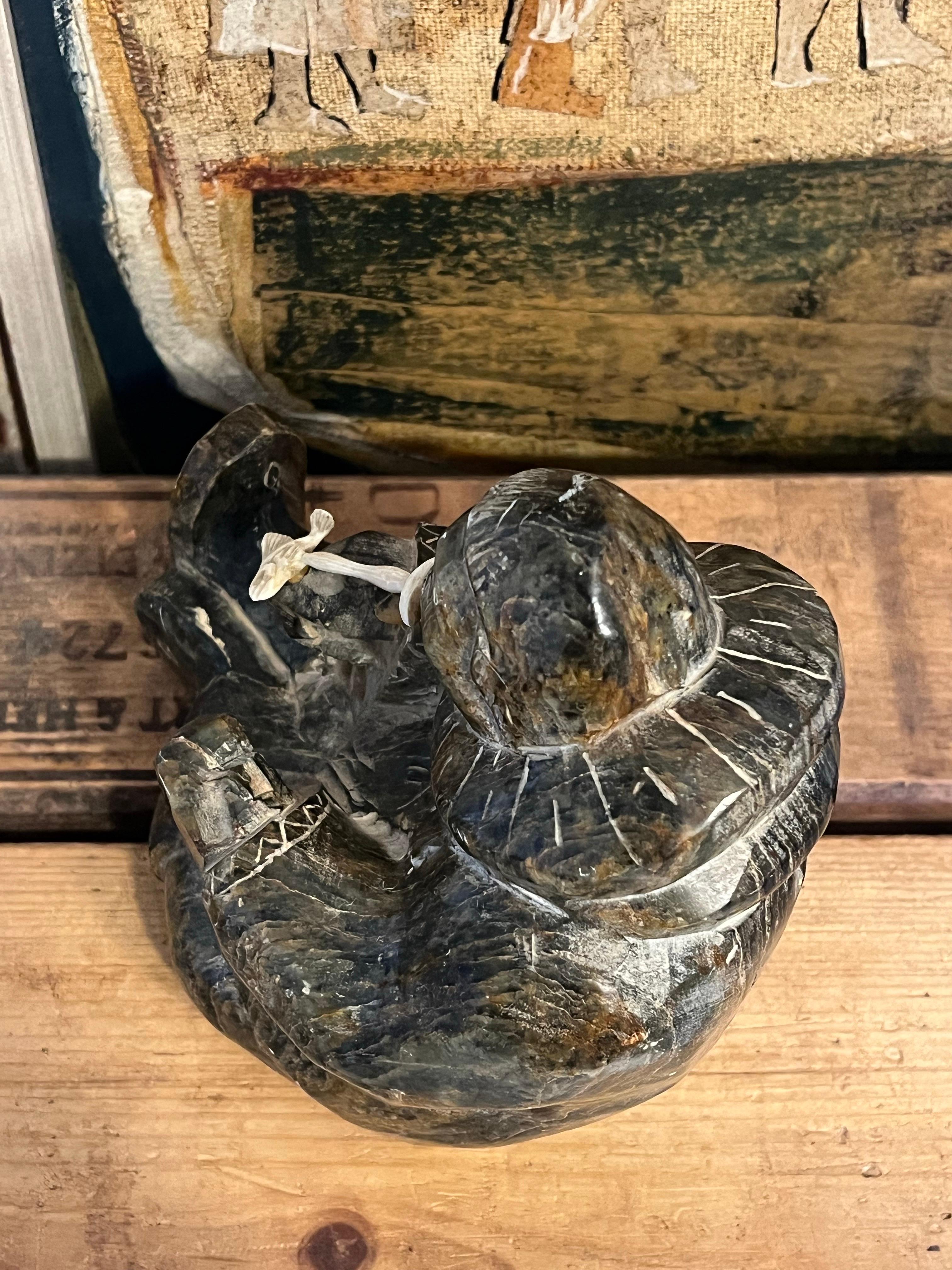 Scultura vintage scolpita a mano e firmata in stile Inuit possibile in pietra ollare in vendita 1