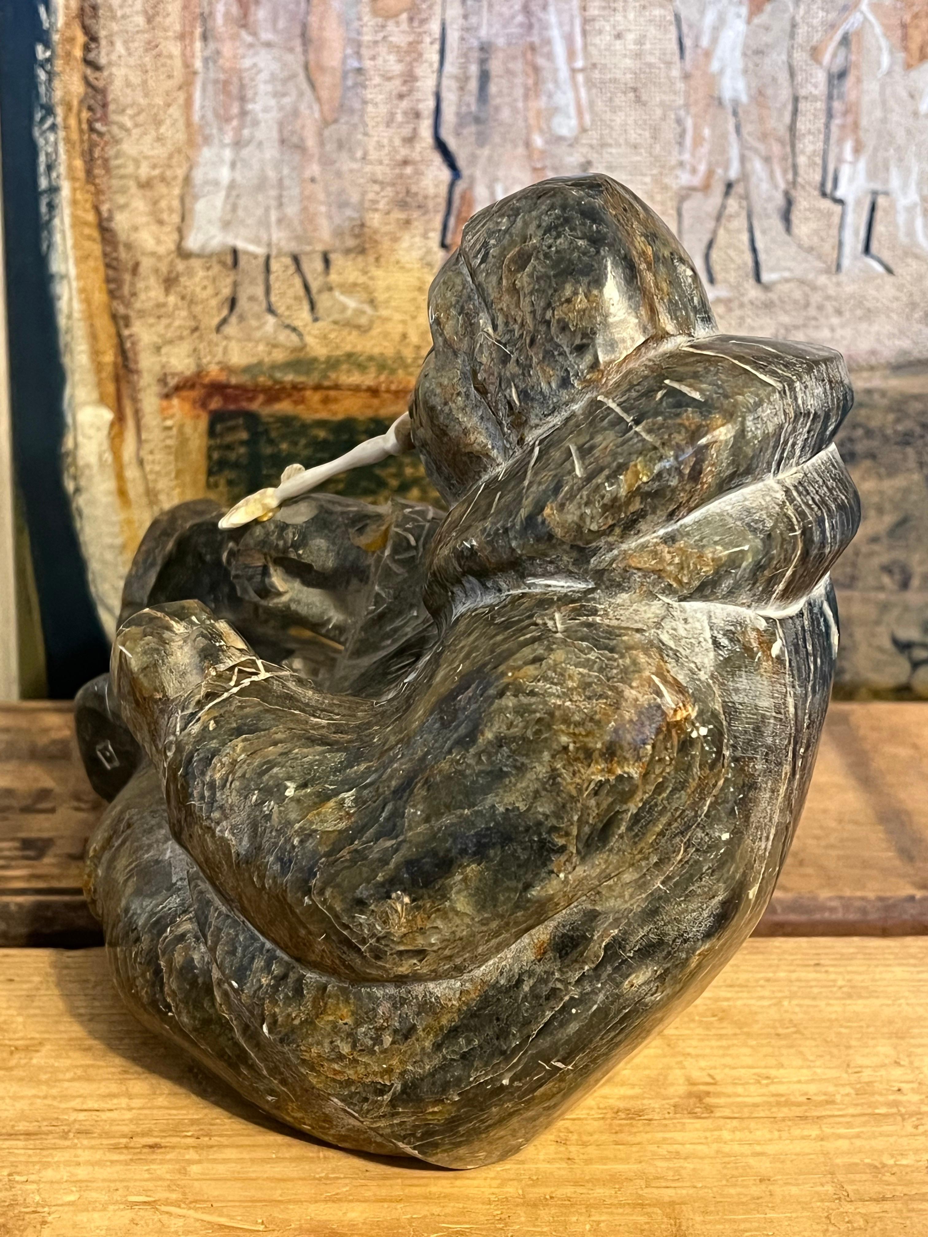Scultura vintage scolpita a mano e firmata in stile Inuit possibile in pietra ollare in vendita 2