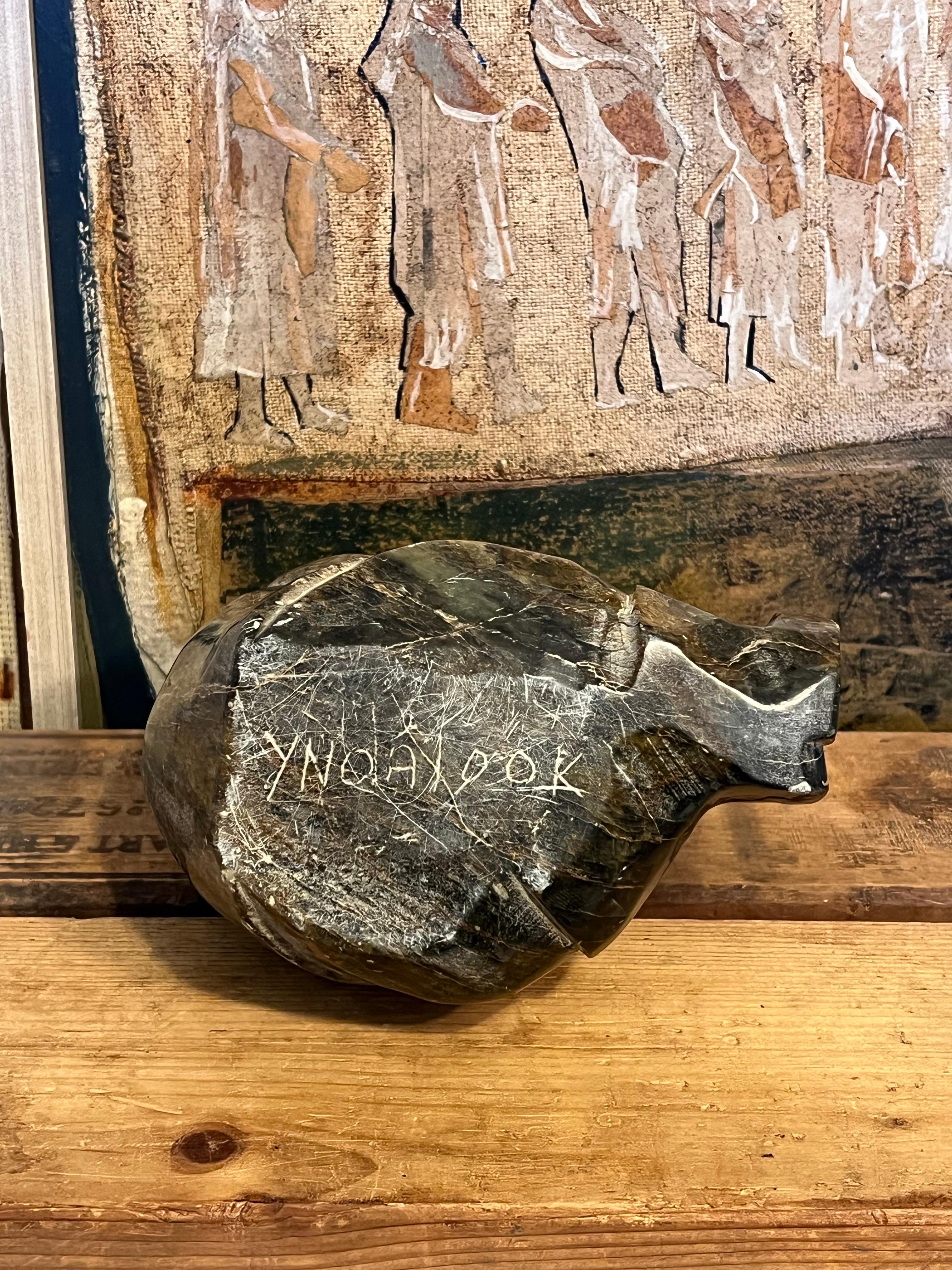 Scultura vintage scolpita a mano e firmata in stile Inuit possibile in pietra ollare in vendita 3