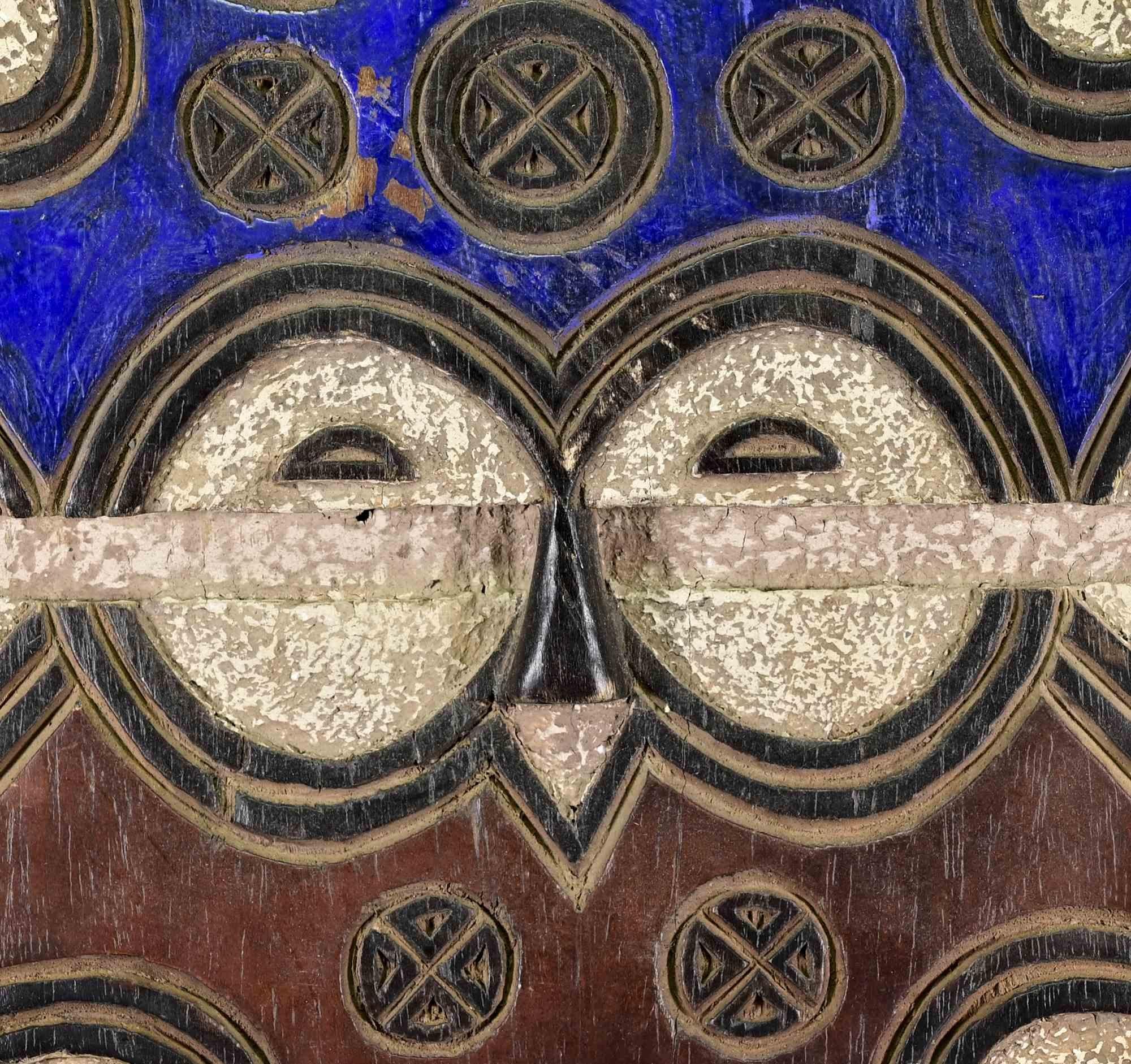 Maschera africana artigianale vintage, probabilmente proveniente dal Congo.

Metà del XX secolo.

Ottime condizioni.
