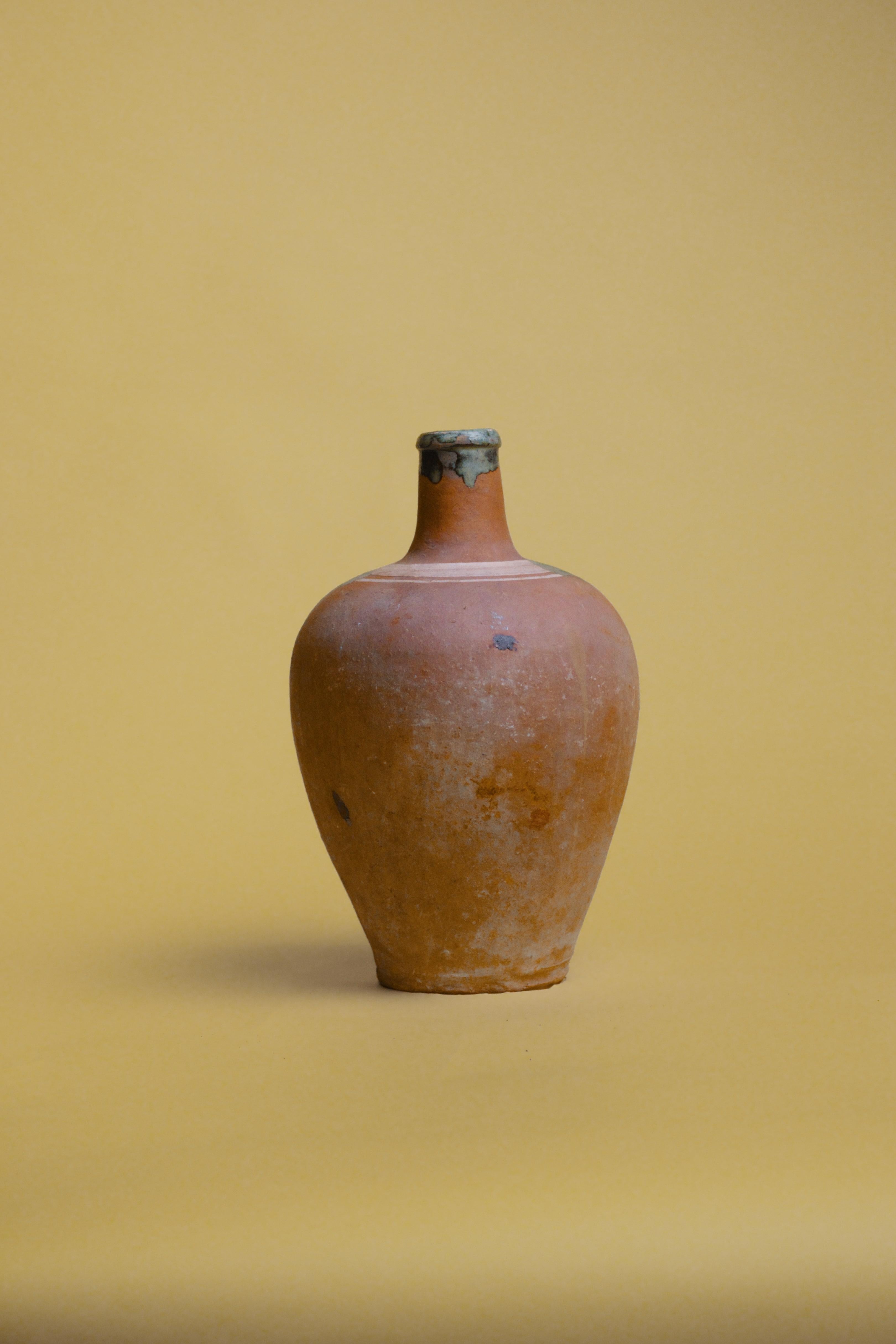 Apportez une touche d'histoire et d'art méditerranéen à votre espace avec cette cruche d'argile anatolienne vintage fabriquée à la main. Témoignage du savoir-faire traditionnel, cette pièce a été formée à la main en Anatolie, une région réputée pour