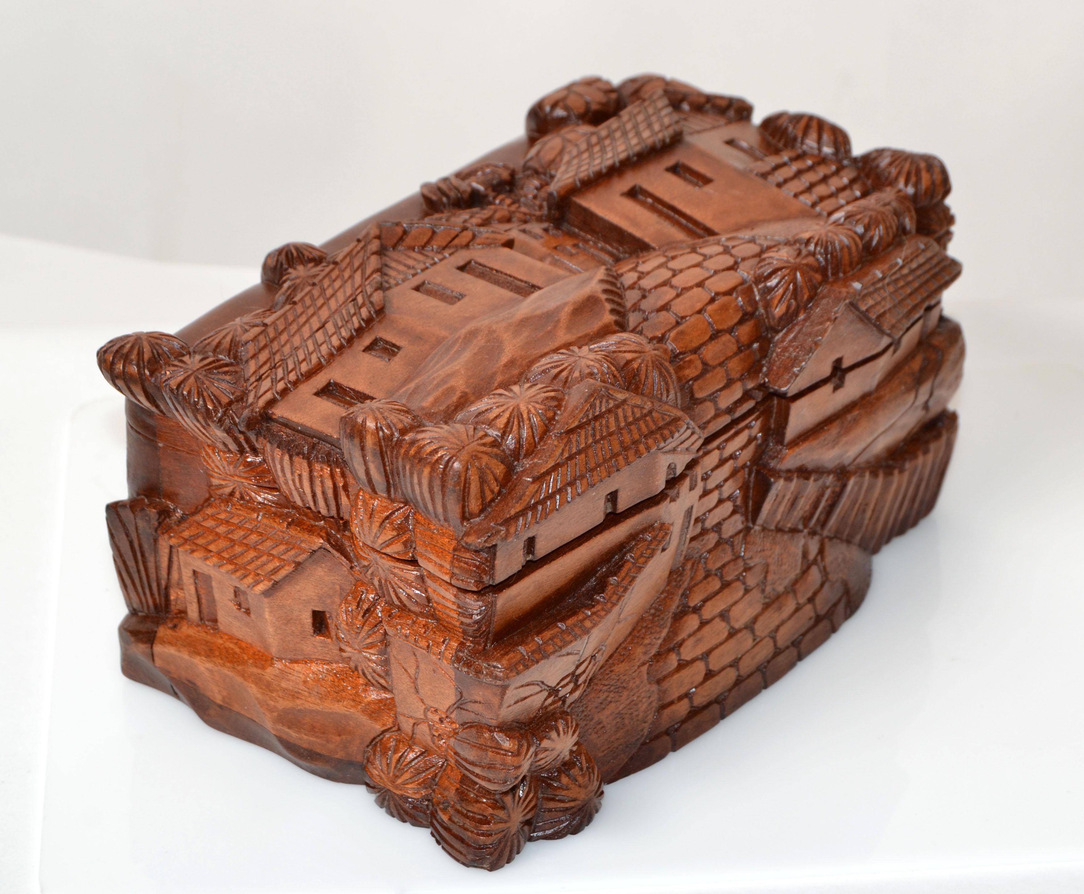 Handgefertigte und geschnitzte Holzschachtel mit Hausmotiv, Dreifachschachtel, Andenkenschachtel   (Volkskunst) im Angebot