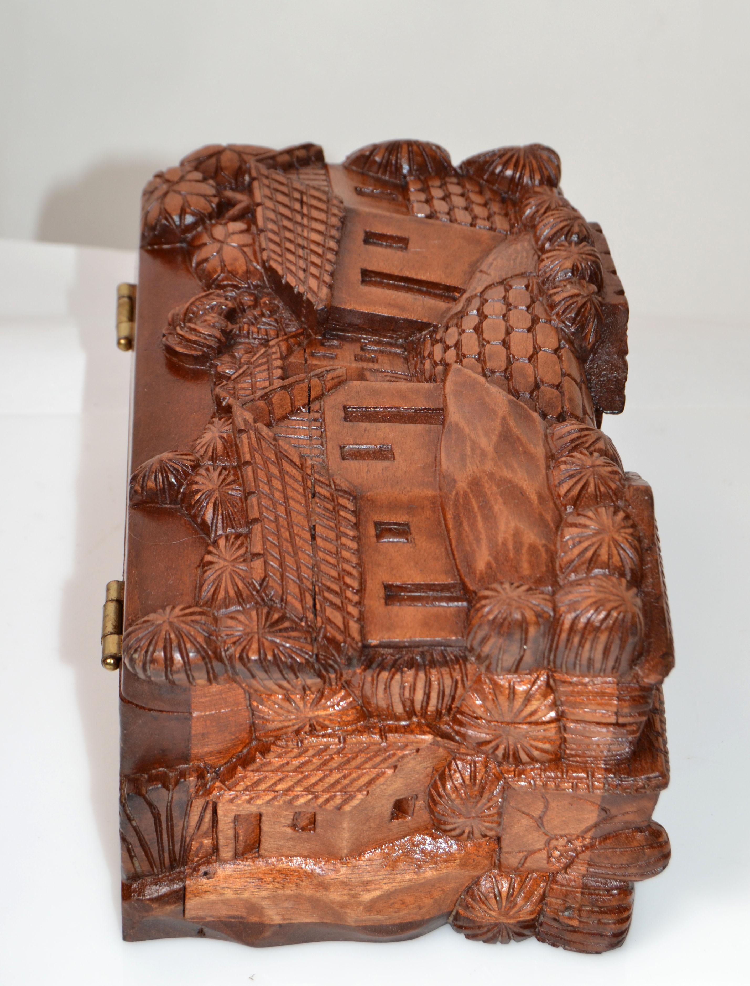 Handgefertigte und geschnitzte Holzschachtel mit Hausmotiv, Dreifachschachtel, Andenkenschachtel   (Peruanisch) im Angebot