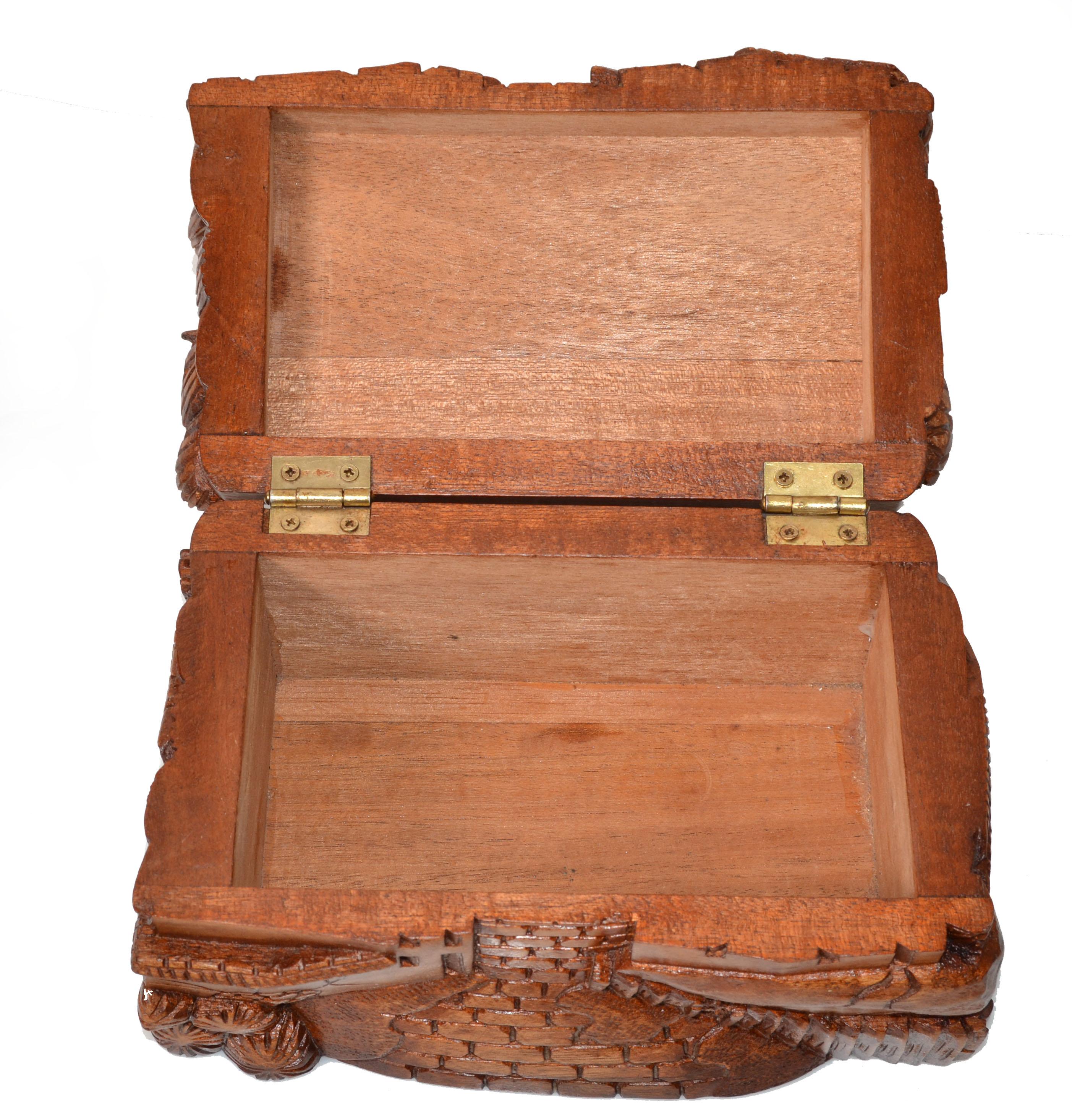 Handgefertigte und geschnitzte Holzschachtel mit Hausmotiv, Dreifachschachtel, Andenkenschachtel   (20. Jahrhundert) im Angebot