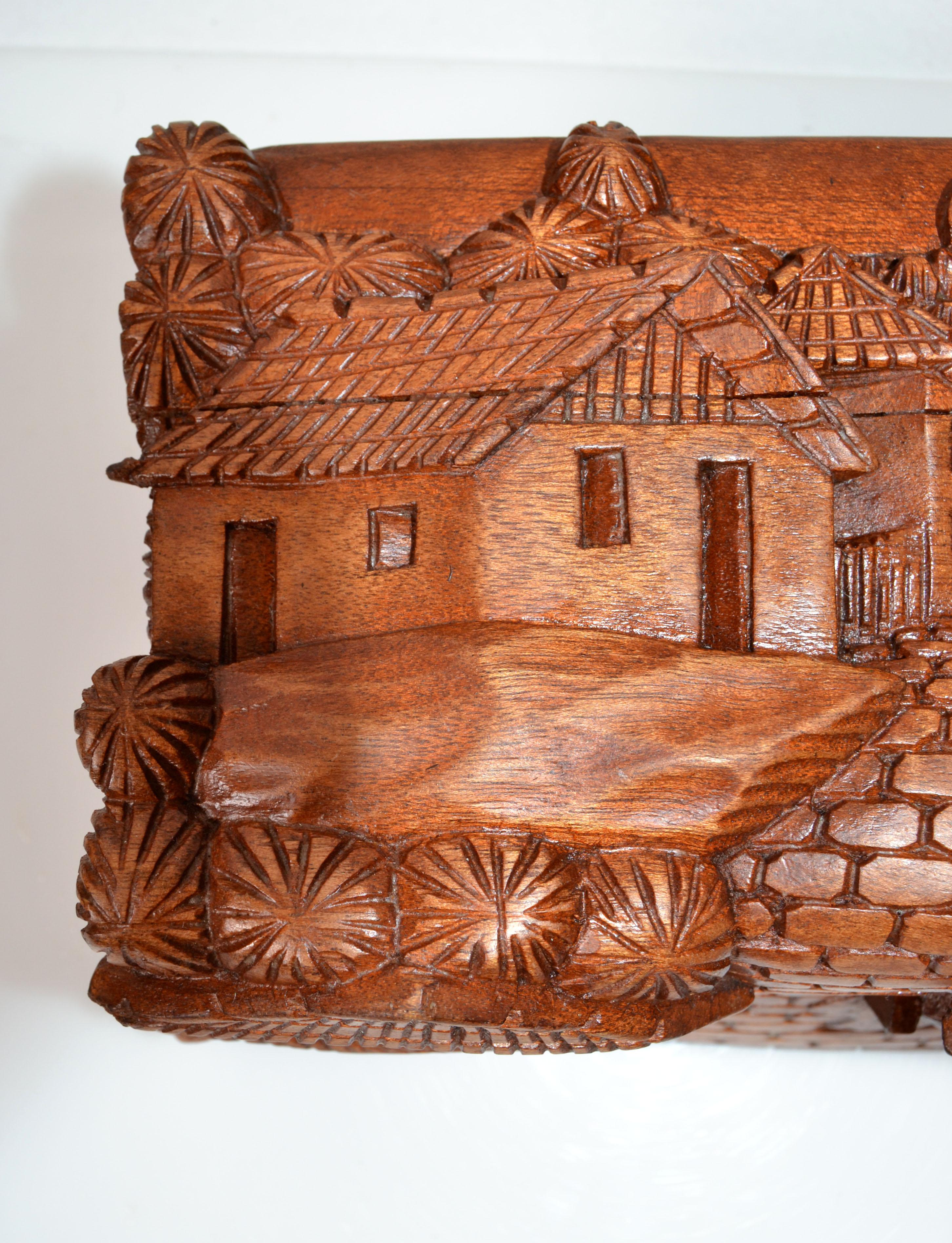Handgefertigte und geschnitzte Holzschachtel mit Hausmotiv, Dreifachschachtel, Andenkenschachtel   im Angebot 1