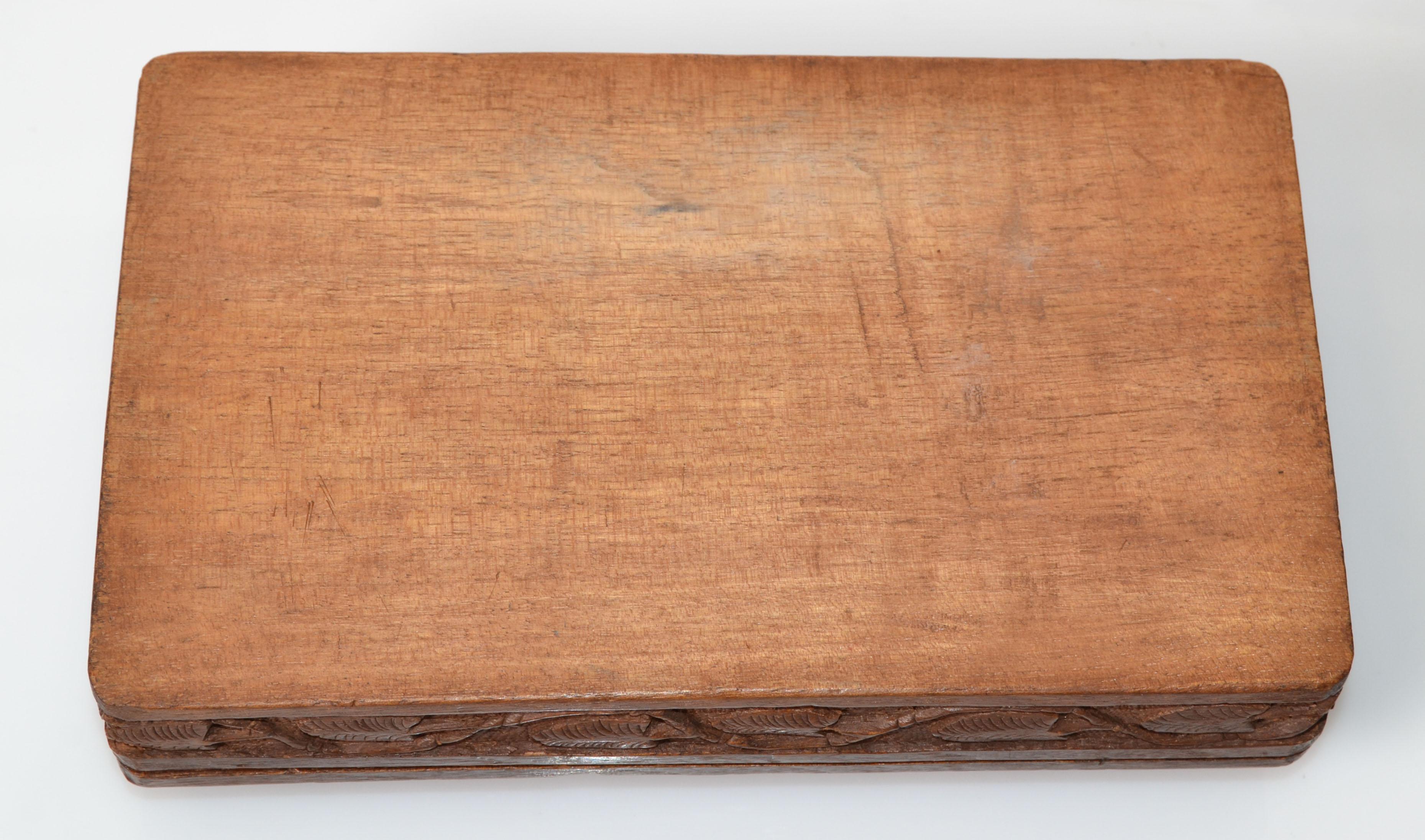 Handgefertigtes und geschnitztes Holzkasten-Blattmotiv-Motiv-Schmuckkästchen, Schmuckkästchen im Angebot 3