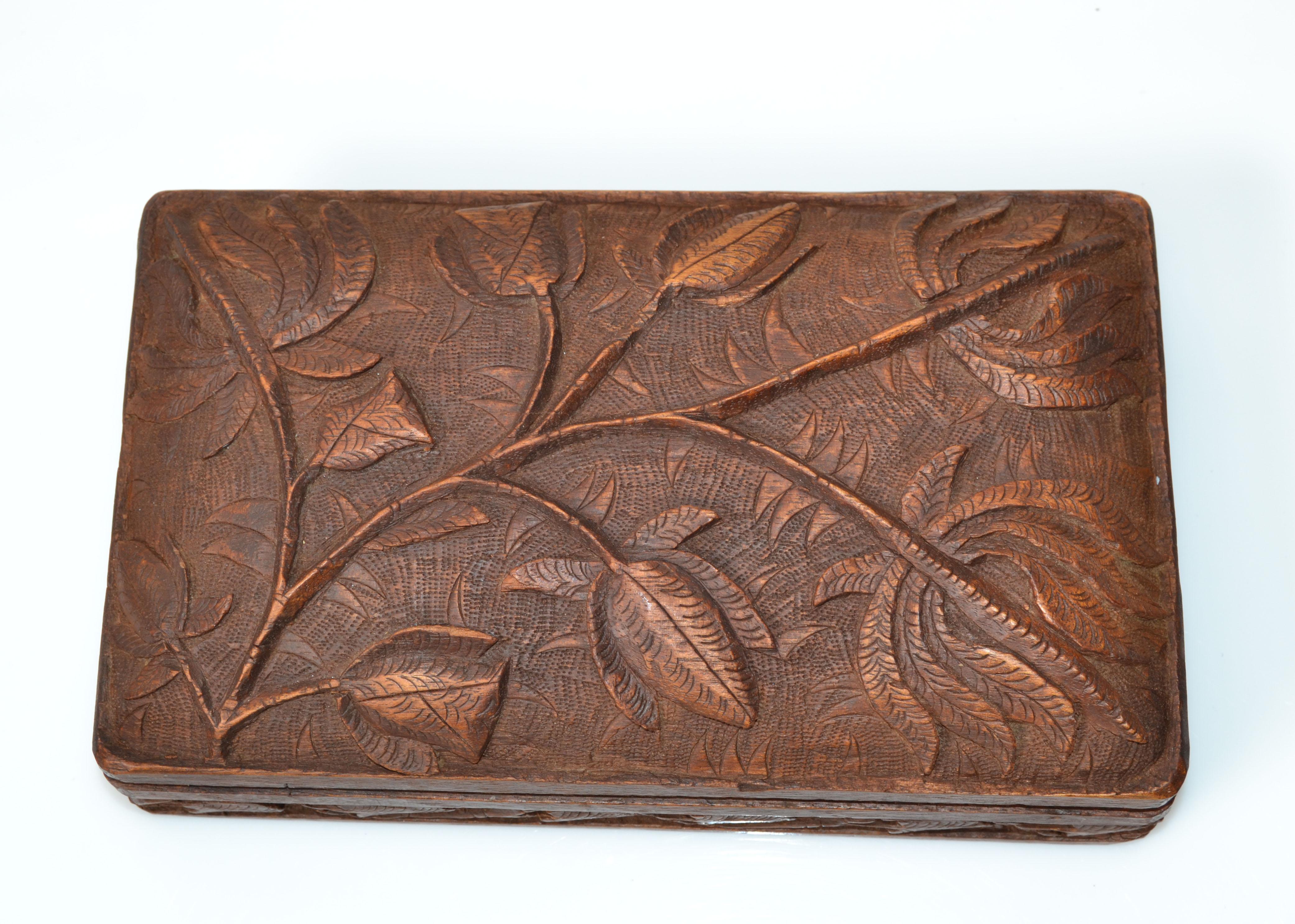 Handgefertigtes und geschnitztes Holzkasten-Blattmotiv-Motiv-Schmuckkästchen, Schmuckkästchen im Angebot 4