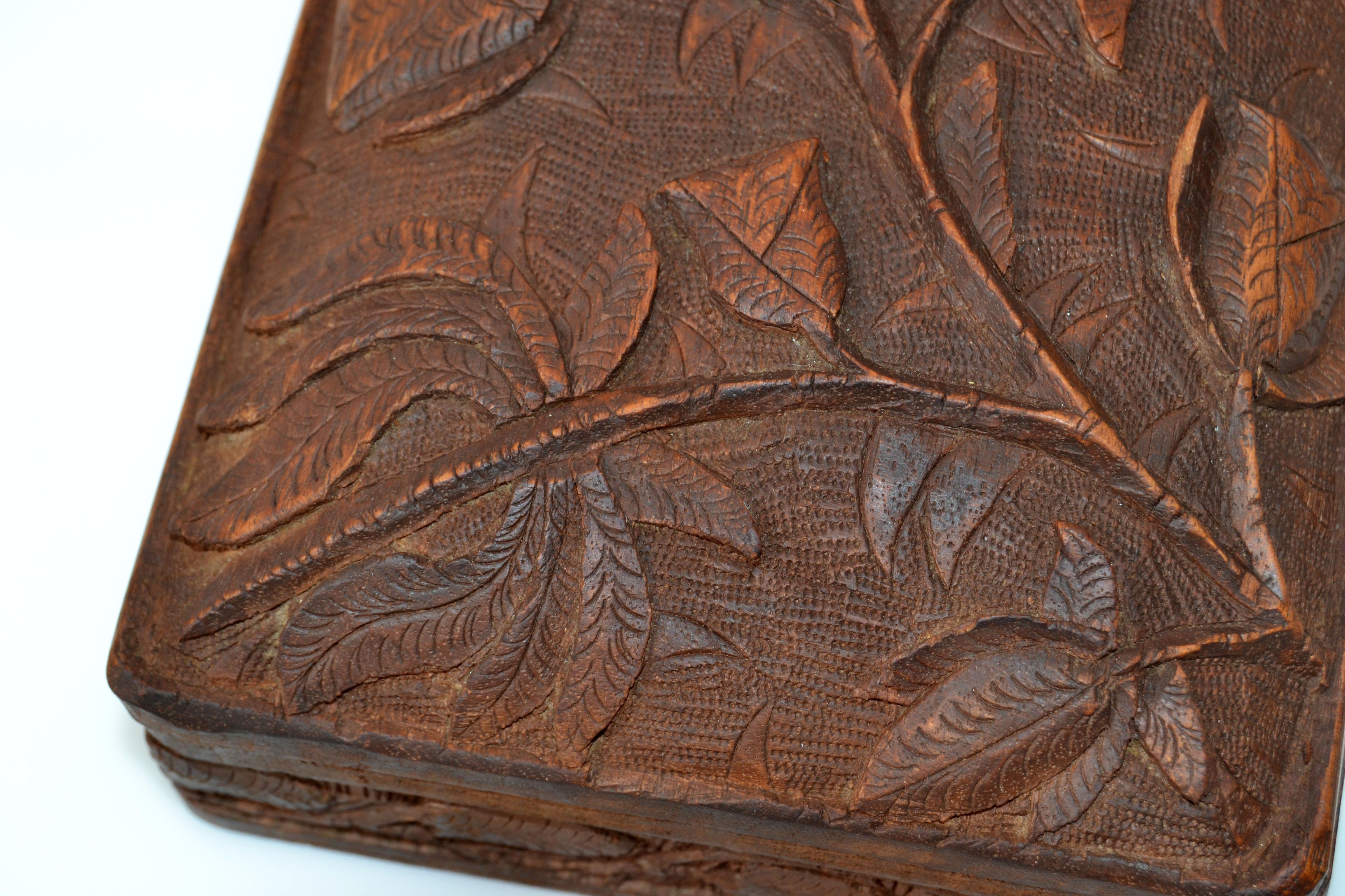 Vintage Handcrafted and Carved Wood Box Leaf Motif, Jewelry Box, Keepsake Box In Good Condition For Sale In Miami, FL