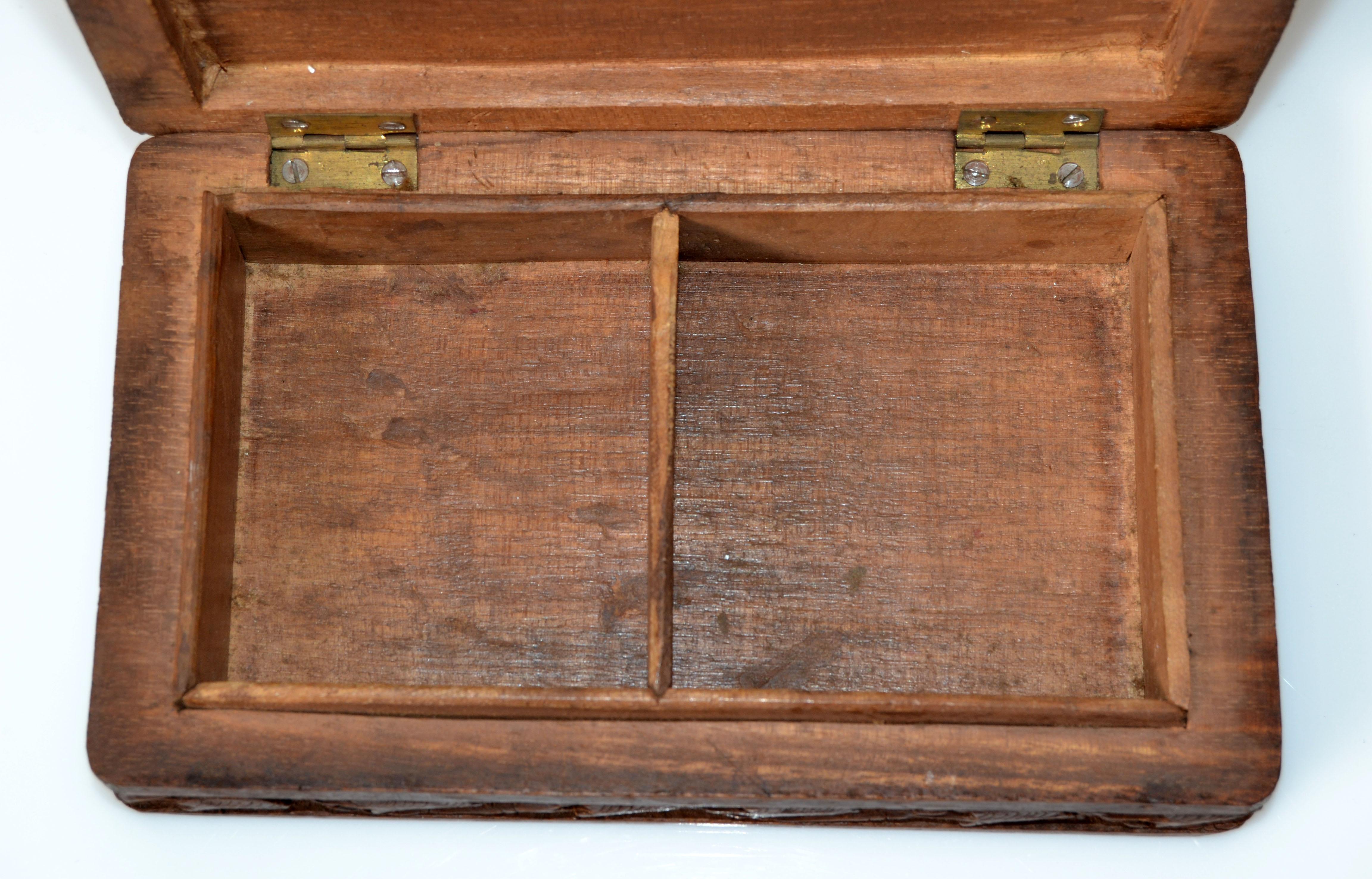 Handgefertigtes und geschnitztes Holzkasten-Blattmotiv-Motiv-Schmuckkästchen, Schmuckkästchen (20. Jahrhundert) im Angebot