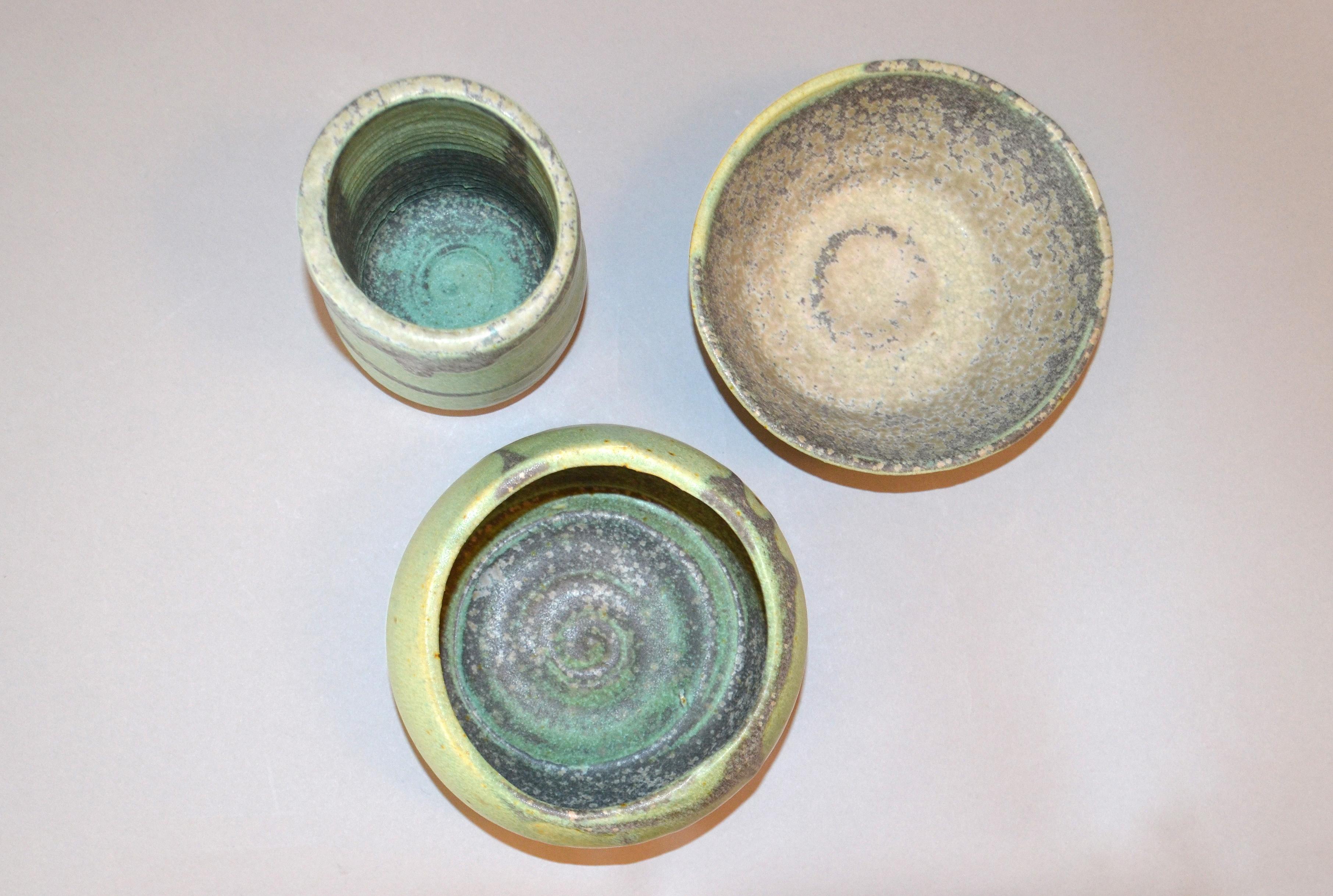 Mid-Century Modern Vintage Handcrafted Aztec Green and Gray Pottery Bowls or Vessel Set of 3 For Sale