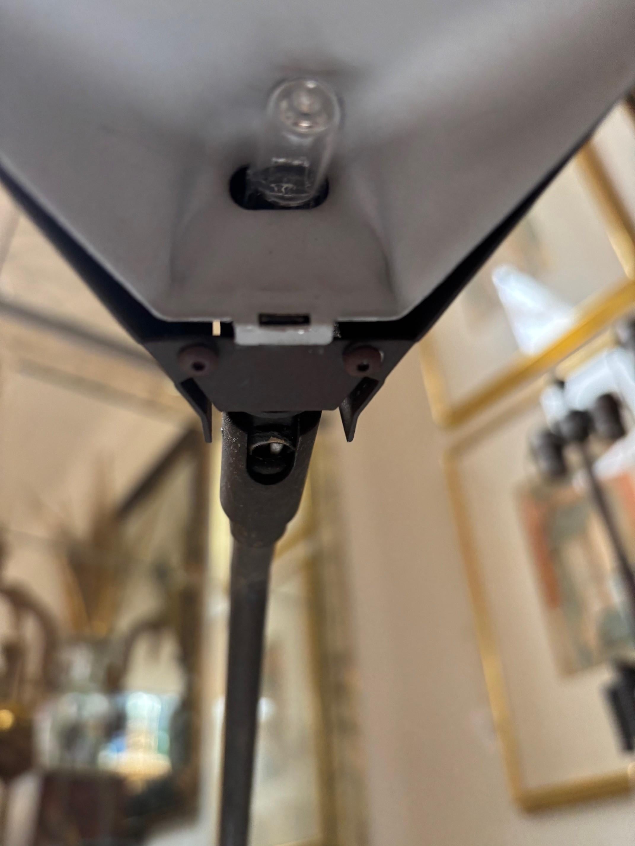 Lampe de bureau vintage à bras longs en métal noirci fabriquée à la main par Kock & Lowy en vente 4