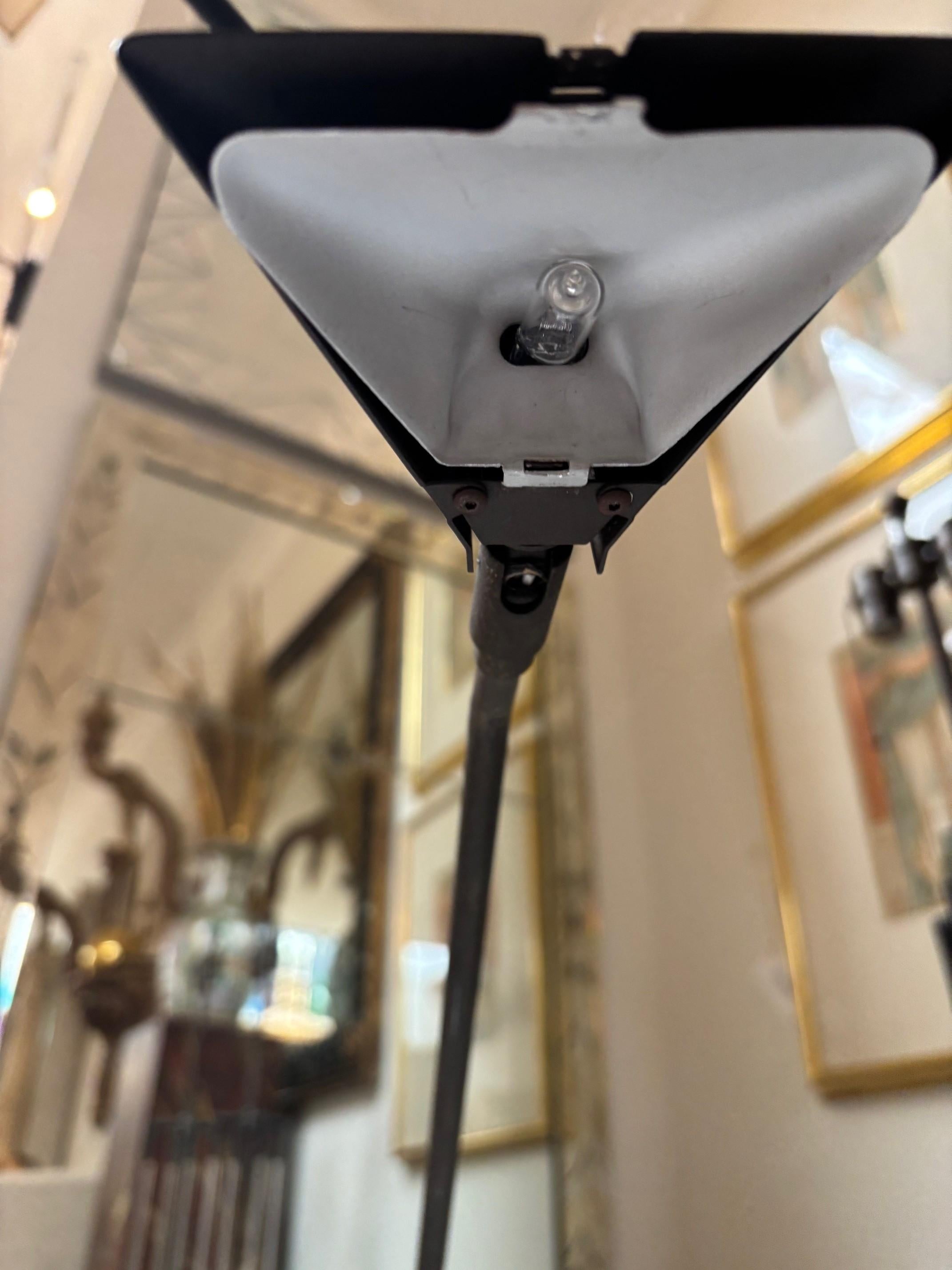 Lampe de bureau vintage à bras longs en métal noirci fabriquée à la main par Kock & Lowy en vente 6