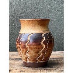 Vase en céramique vintage fabriqué à la main, orné d'un motif de vagues