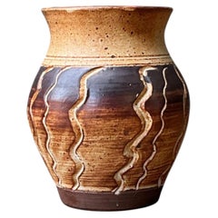 Vase en céramique vintage fabriqué à la main, orné d'un motif de vagues