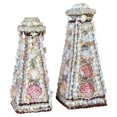 Juego de dos portavelas vintage hechos a mano con forma de obelisco y incrustaciones de conchas marinas