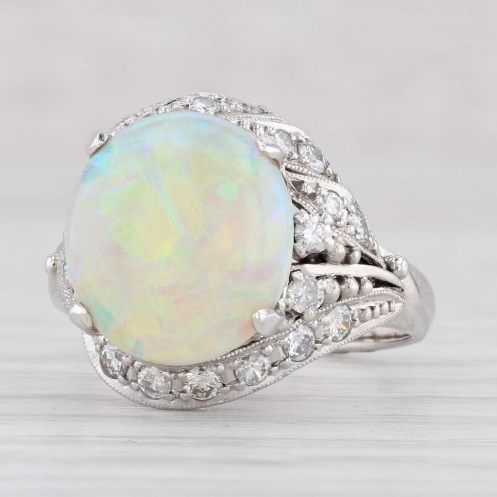 Taglio ovale Anello artigianale d'epoca con diamante e opale colorato 900 in platino, misura 6 in vendita