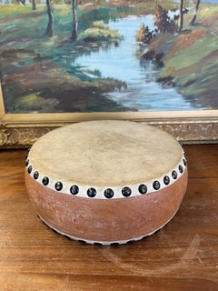 Tamburo artigianale vintage con dettagli in borchie di metallo