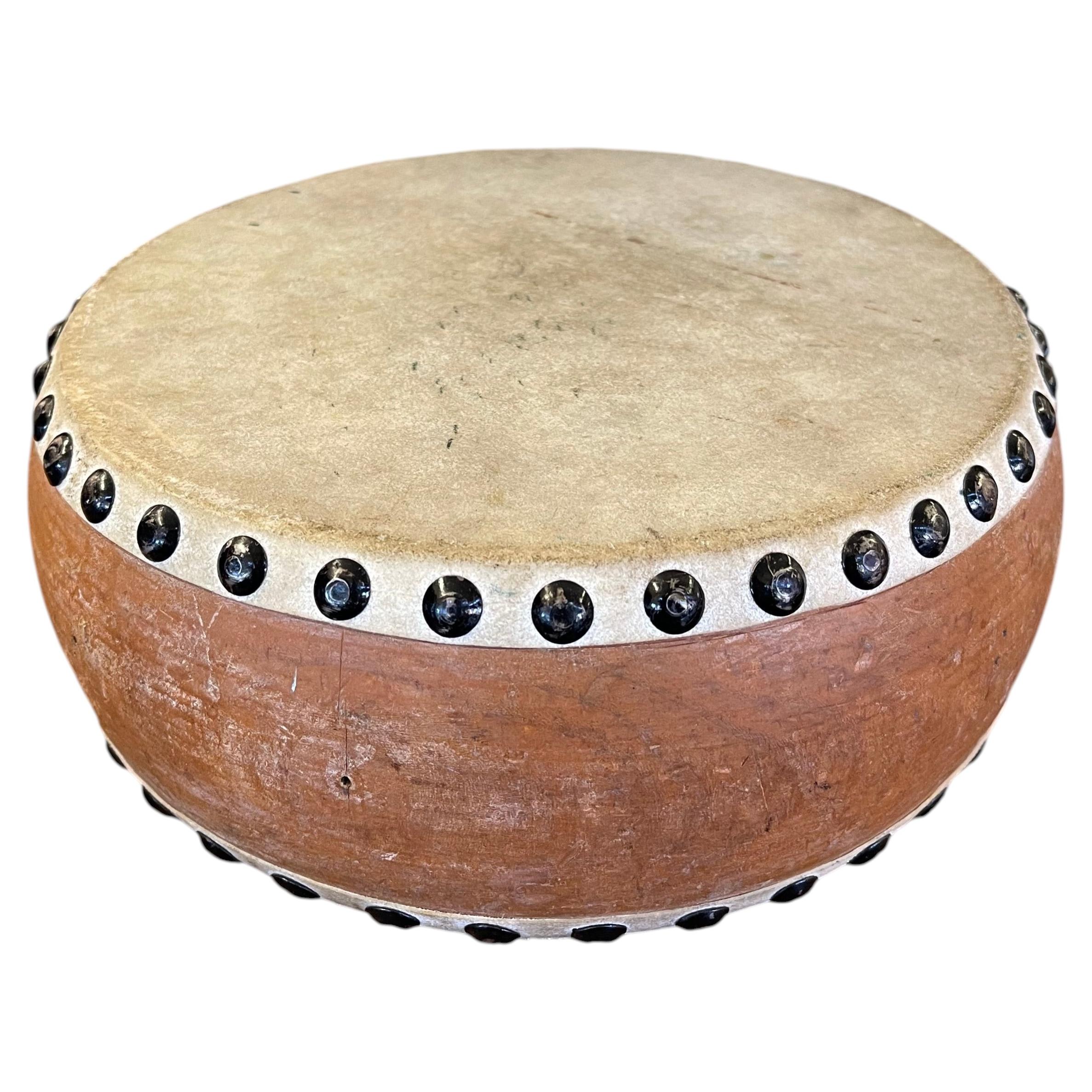 Vintage Handcrafted Drum with Metal Stud Detailing (tambour vintage fabriqué à la main avec des clous en métal)