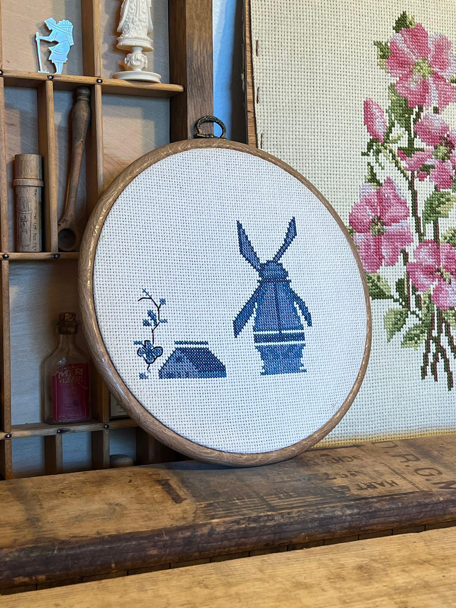 Abgeschlossene Vintage und handgefertigte Kreuzstich einer Windmühle und Haus Szene. Vintage Zustand wie abgebildet. Die Auflistung gilt nur für den beschriebenen Artikel.

Abmessungen. 8 1/2 Durchmesser ; 1 D