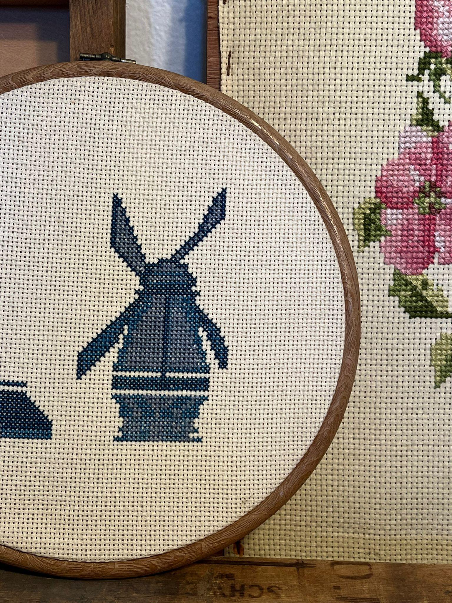 Vintage Handcrafted Finished Cross Stitch Needlepoint Windmill and House. (Moderne der Mitte des Jahrhunderts) im Angebot