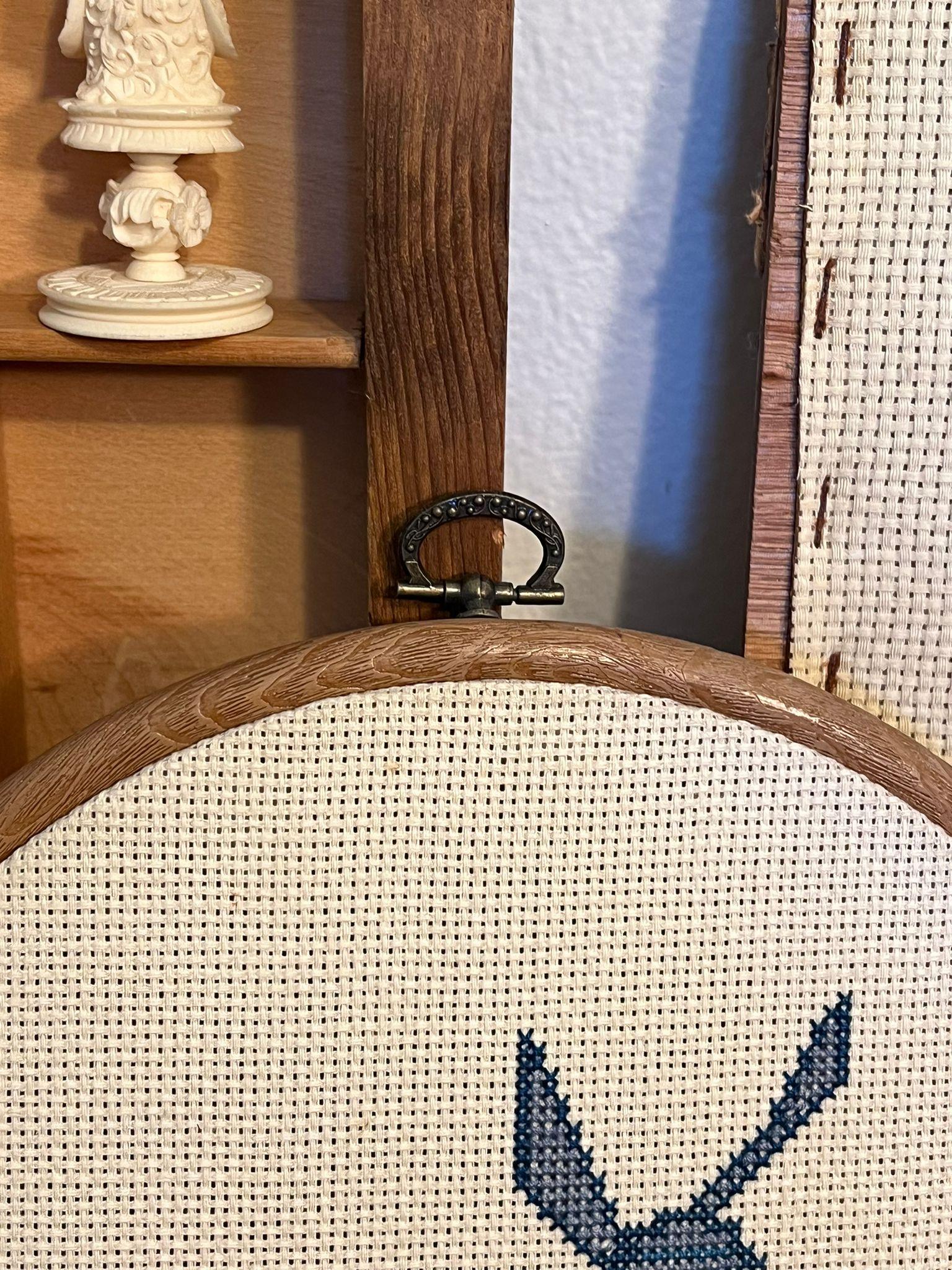 Vintage Handcrafted Finished Cross Stitch Needlepoint Windmill and House. (Ende des 20. Jahrhunderts) im Angebot