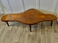 Table basse vintage à bord vif en orme massif de forme libre, fabriquée à la main