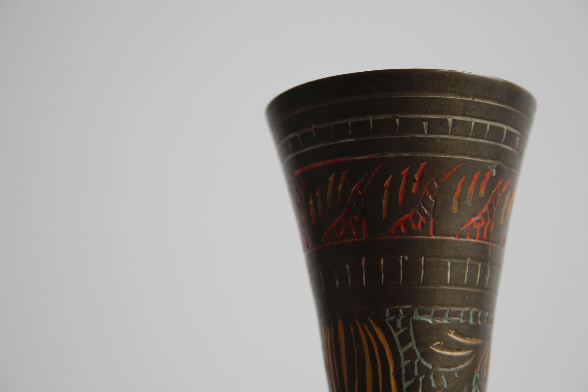 Vaso d'epoca in ottone indiano lavorato a mano con intricati motivi floreali in vendita 3