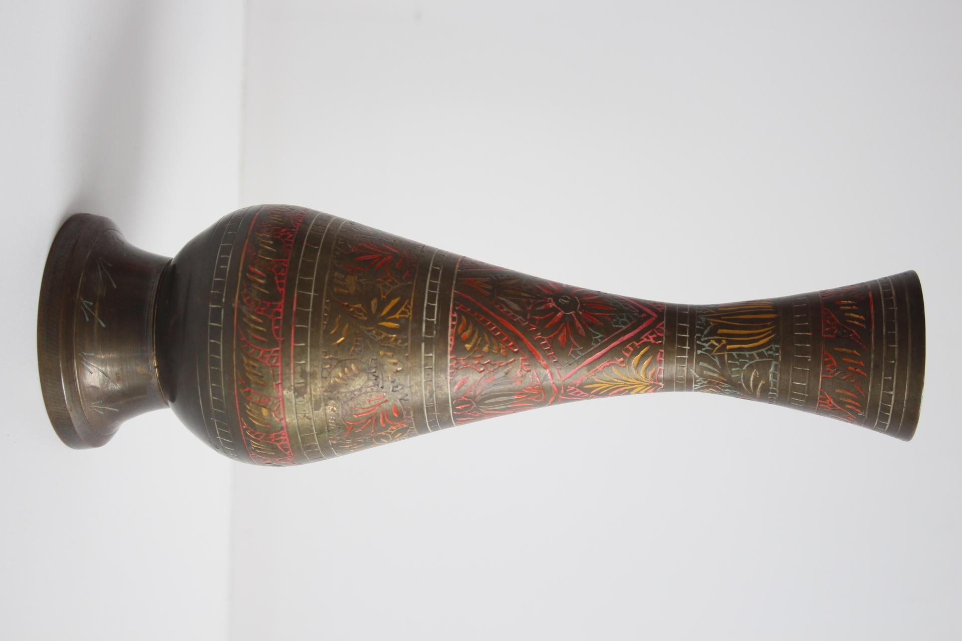Vaso d'epoca in ottone indiano lavorato a mano con intricati motivi floreali in vendita 4