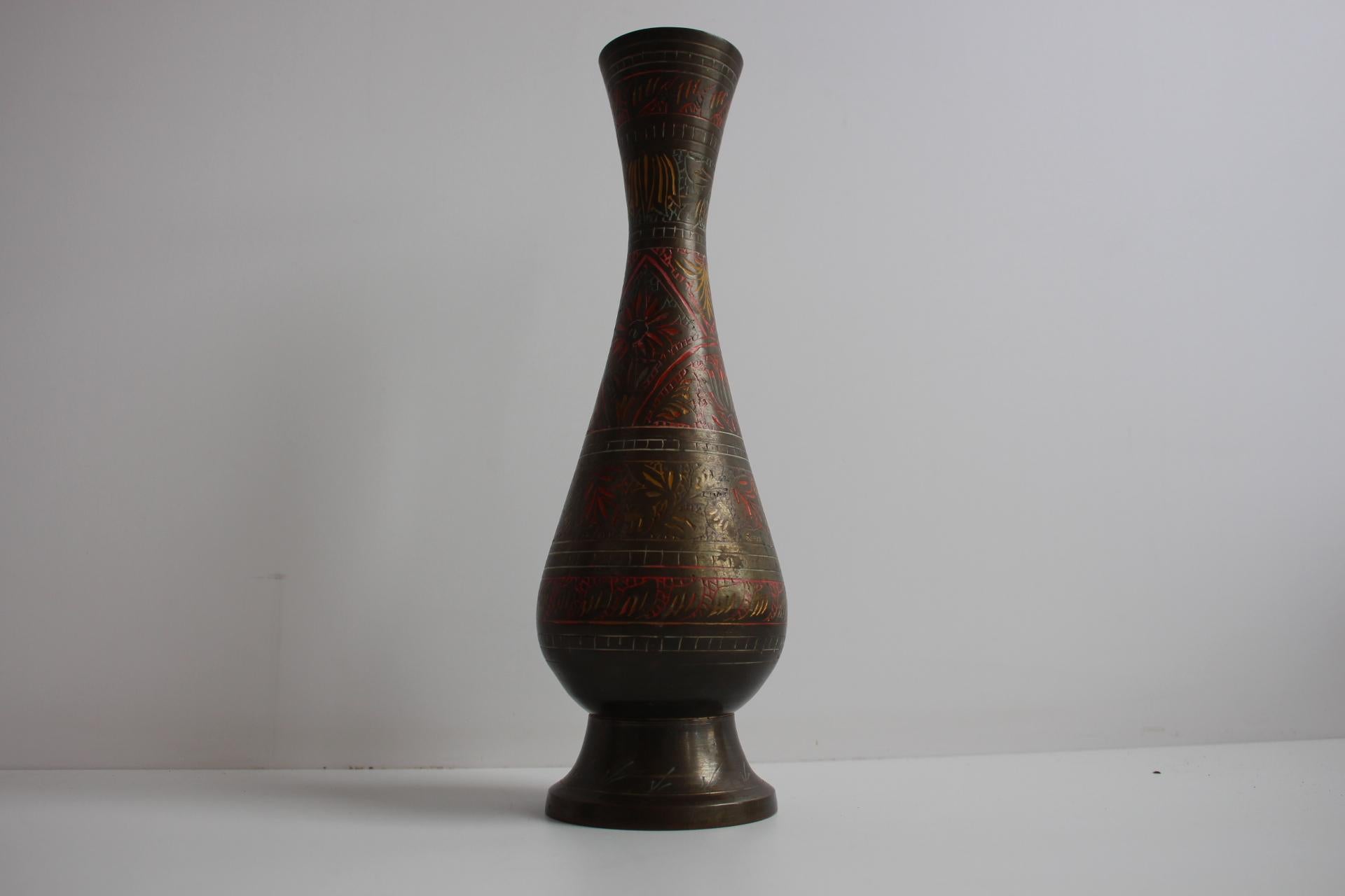 Vaso d'epoca in ottone indiano lavorato a mano con intricati motivi floreali in vendita 5