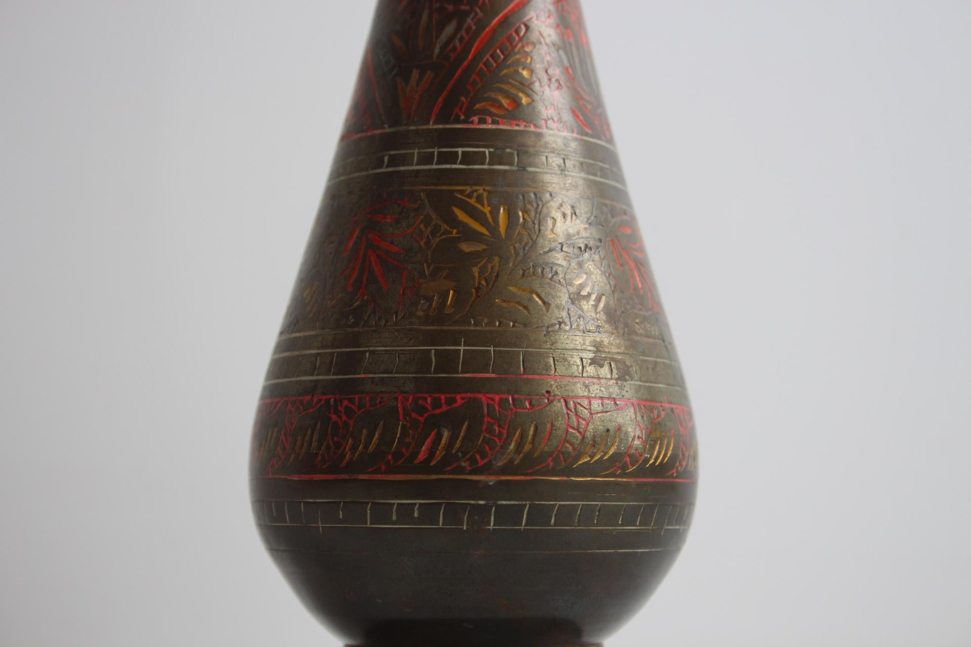 Vaso d'epoca in ottone indiano lavorato a mano con intricati motivi floreali in vendita 6