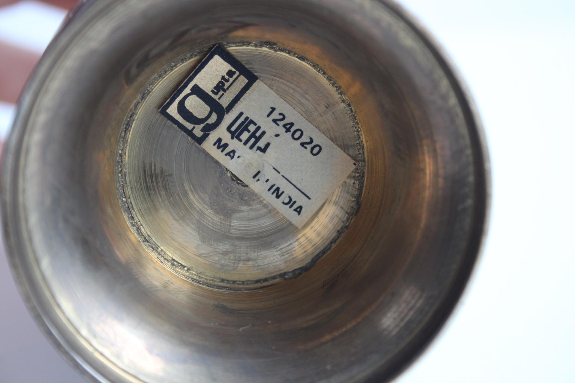 Vaso d'epoca in ottone indiano lavorato a mano con intricati motivi floreali in vendita 7