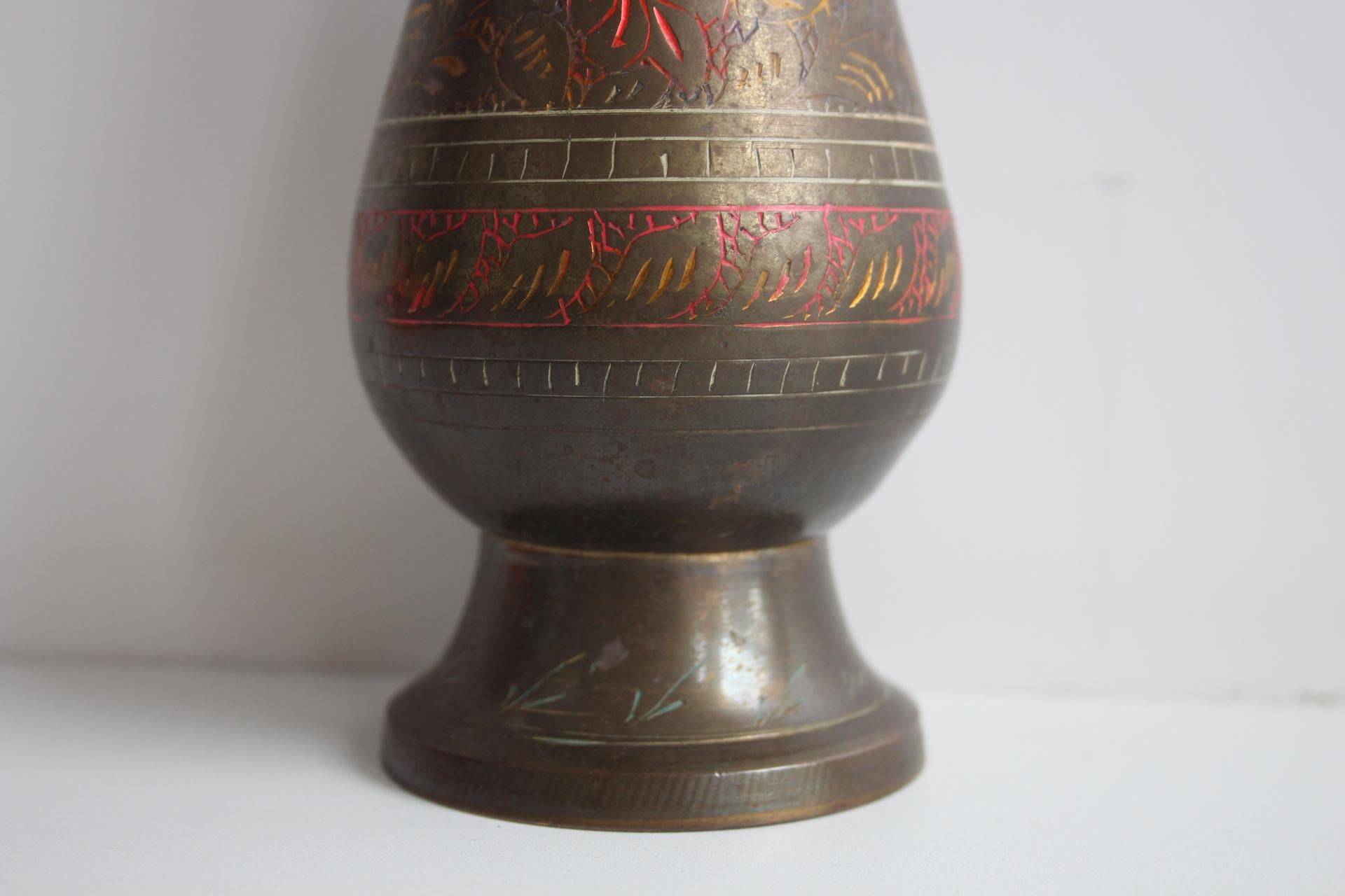 Mid-Century moderno Vaso d'epoca in ottone indiano lavorato a mano con intricati motivi floreali in vendita