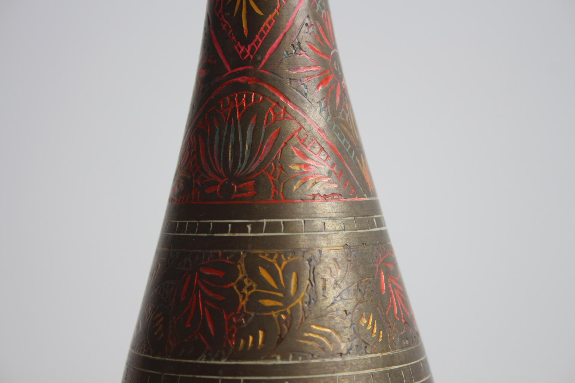 Sconosciuto Vaso d'epoca in ottone indiano lavorato a mano con intricati motivi floreali in vendita