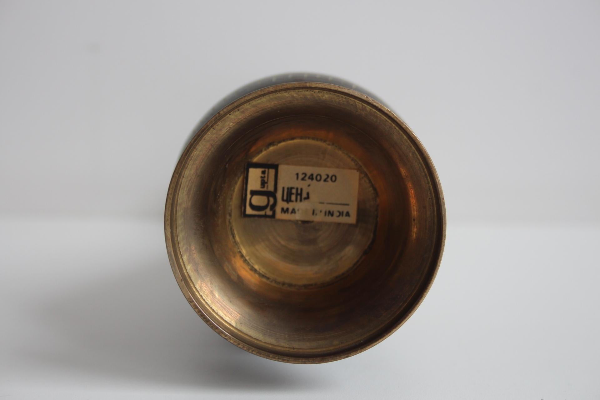 Vaso d'epoca in ottone indiano lavorato a mano con intricati motivi floreali In condizioni buone in vendita a Praha, CZ