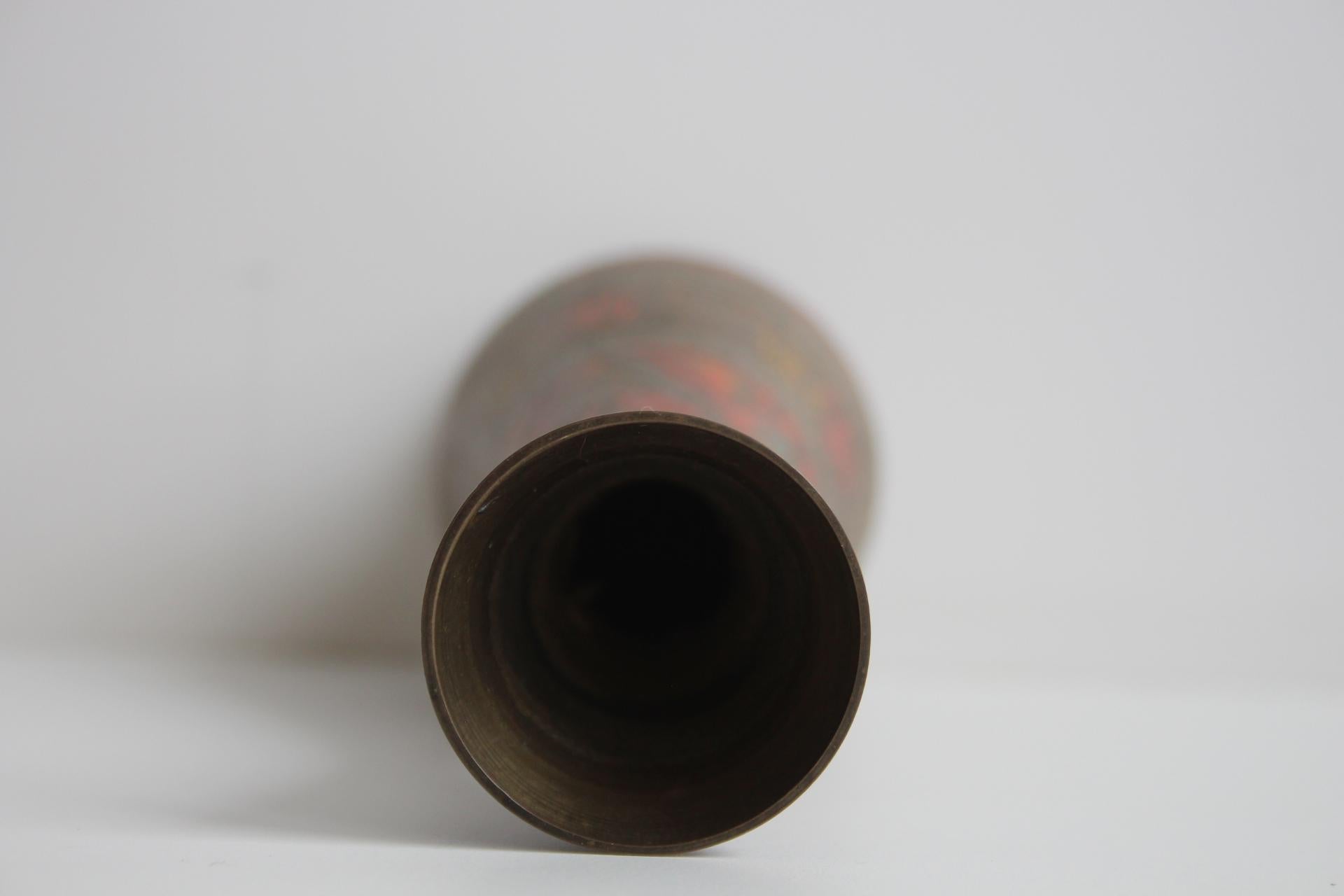 Metà XX secolo Vaso d'epoca in ottone indiano lavorato a mano con intricati motivi floreali in vendita