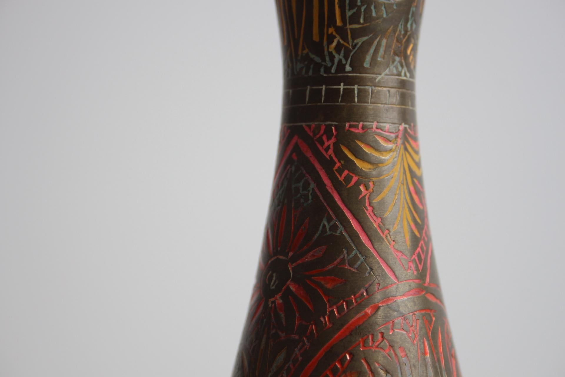 Ottone Vaso d'epoca in ottone indiano lavorato a mano con intricati motivi floreali in vendita