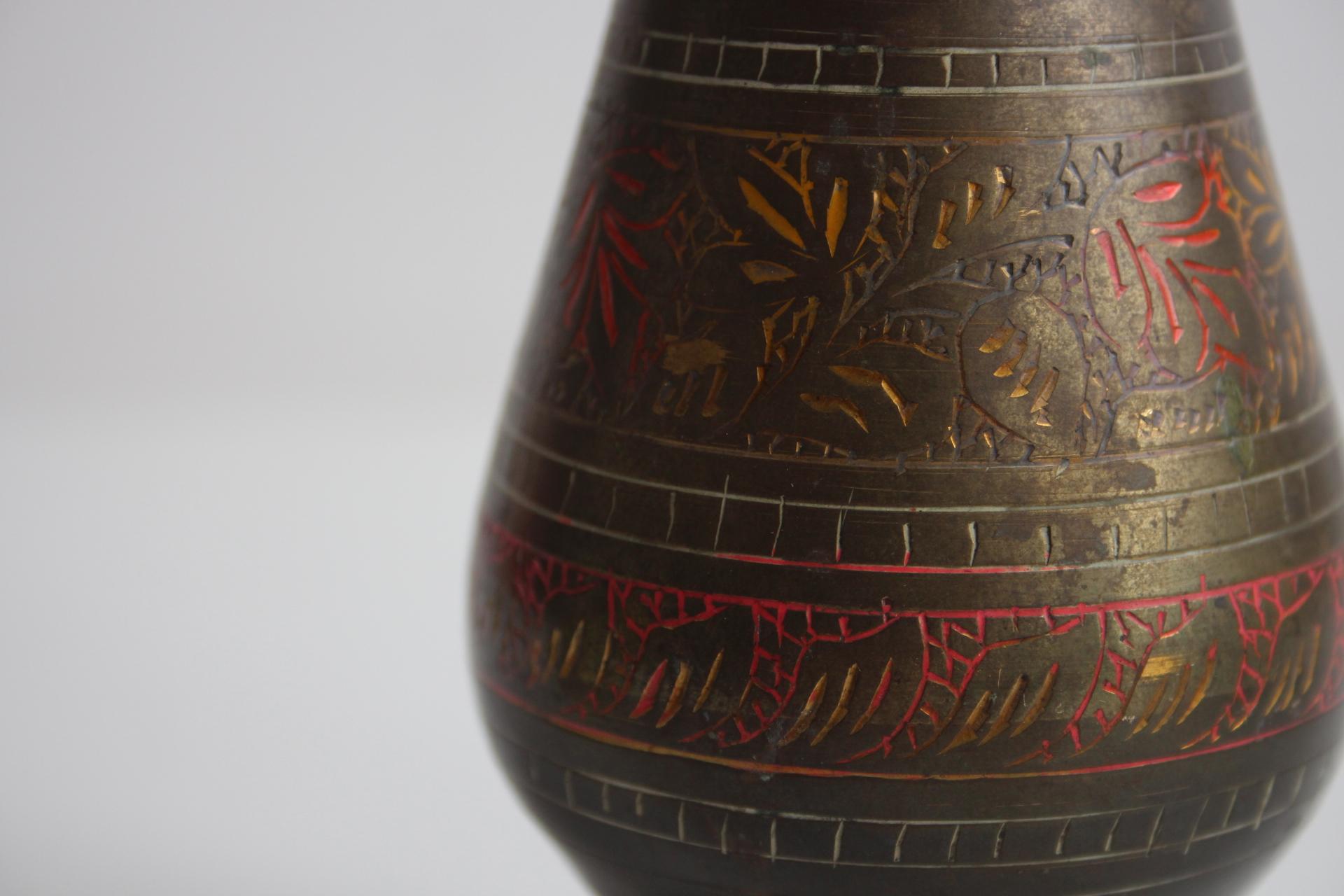 Vaso d'epoca in ottone indiano lavorato a mano con intricati motivi floreali in vendita 1